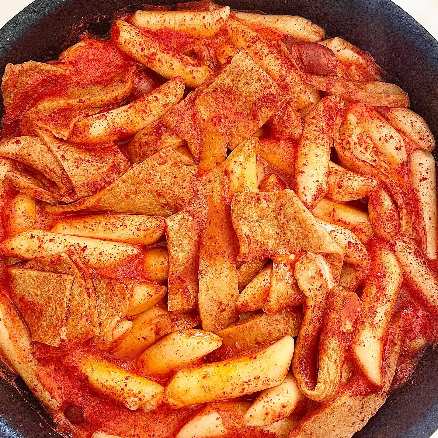 #광고 나 .... 고든램지냐? (▱˘◡˘▱)
이것만 있으면 나도 엽떡 요리사🧑‍🍳
캠핑이나 여행 필수템으로 등극한 #엽떡밀키트 

엽떡맛 200%재현 가능함은 물론이고,
언제 어디서나 만들어 먹을 수 있는 초간단 엽떡 밀키트✨

엽떡만 먹다가 놀러갈 일 있어서 챙겨갔는데
떡, 소세지, 어묵, 치즈까지 엽떡과 같은 구성에
밀키트임에도 불구하고 좋은 퀄리티와 맛✌️

‼️엽떡 밀키트 더 맛있게 먹는 TIP‼️
그대로 먹어도 맛있지만 좋아하는 재료로 UPGRADE!

여행 가서 먹는 엽떡이 더 꿀맛인거 알지!?😋
@@ 엽떡밀키트 챙겼지? 그럼 여행 ㄱㄱ?! 

#엽포터즈 #엽떡 #동대문엽기떡볶이 #엽기떡볶이밀키트 #밀키트 #밀키트추천  #엽기떡볶이 #동대문엽기떡볶이 #yupdduk
