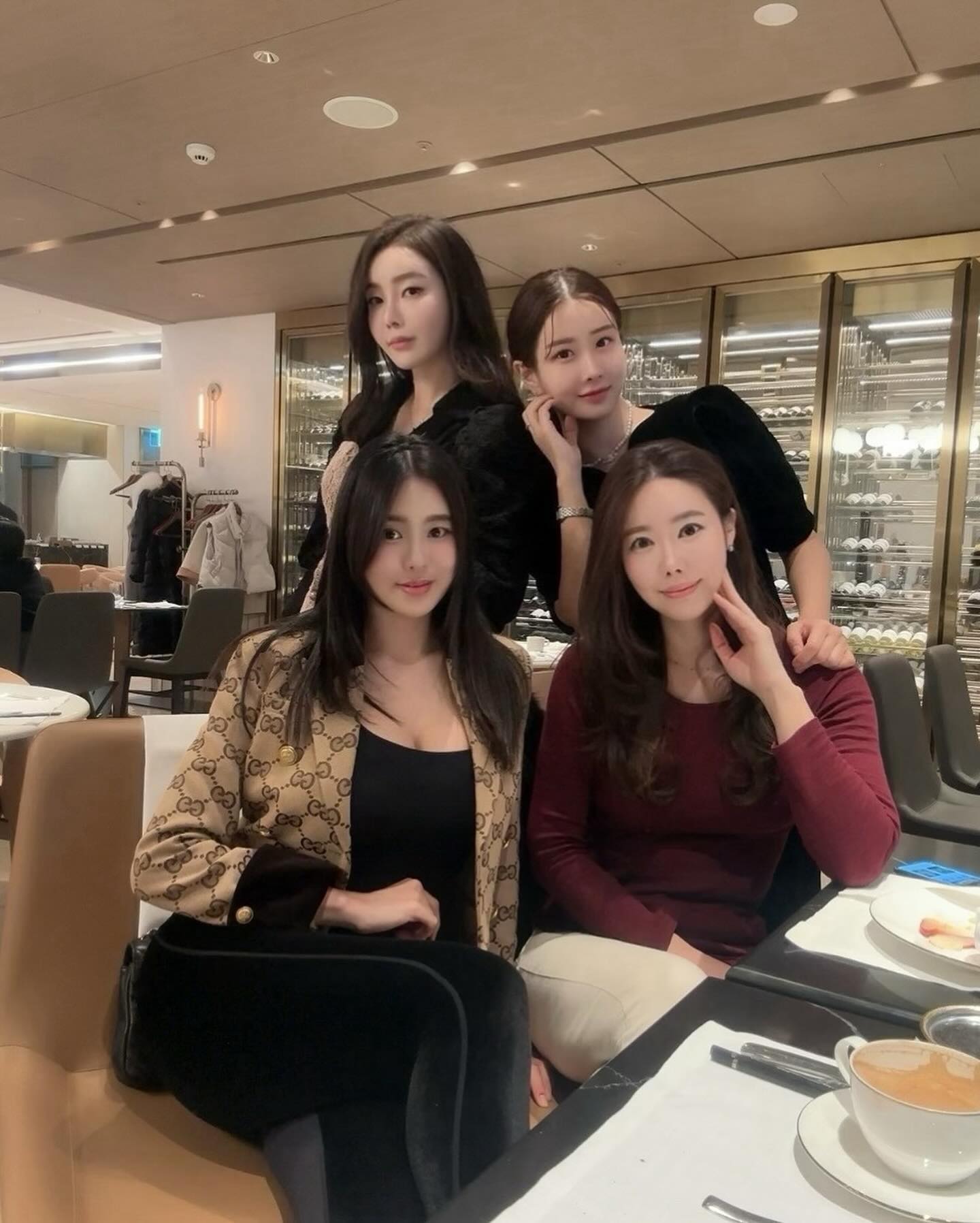 12월 되었으니 또 뭉쳤따리~
사총사 합체한날!!!🤗.
.
롯데호텔월드 라세느에서 수다타임 고고씽~😉
.
다덜 만나서 넘나 즐거웠따리~😘.
조만간 또 모이드라공~😉
.
likemiho 
joohajin 
sweetyserim 
.
#수다 #먹방 #맛집 #인연 #셀카 #셀피 #셀스타그램 #소통 #일상 #맛팔 #휴식 #일상스타그램 #데일리 #만남 #친구 #먹방스타그램 #먹스타그램 #먹스타 #맛스타그램 #좋아요 #우정 #저녁 #모임 #친구스타그램 #롯데호텔월드라세느 #라세느 #라세느뷔페 #호텔뷔폐 #롯데호텔월드