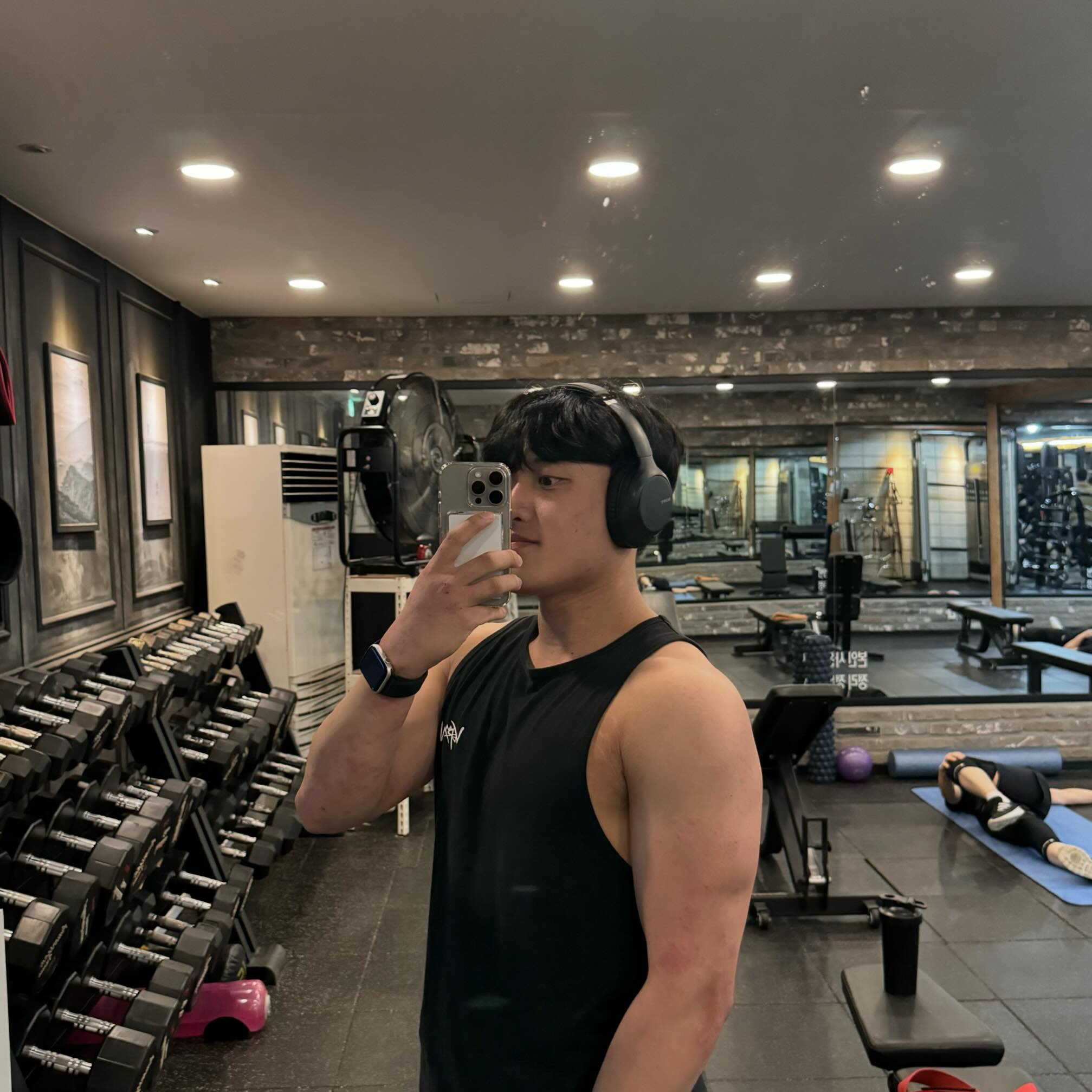 등운동‼️

9시 출근해서 20시에 퇴근했는데 오늘따라 너무 귀찮아서.. 
안 갈까 고민 오억 번 하고 결국 늦게라고 출석 완료😅

오늘은 후면 사슬 전체적으로 털어줬습니다🐜 
저녁은 비빔면이다... 운동하는데 배고파서 죽는 줄,,