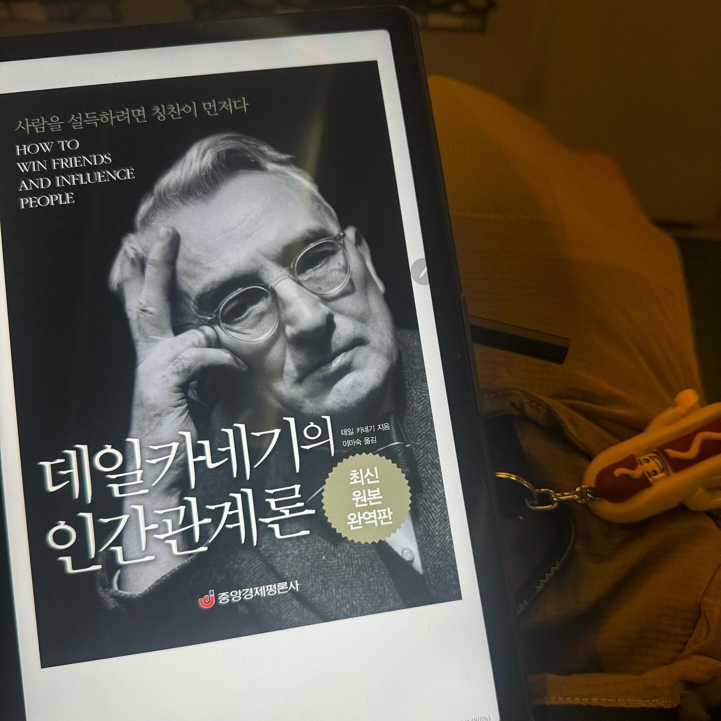 ⠀
⠀
오늘 오전에 폭풍열일하고 숨좀쉬어보러 나가기전에

또 늘 잊을만(?) 하면 혹은 그냥 나 잘있나 생사확인 해주는.....ㅋ

동생놈이랑 통화하는데...ㅋㅋ 진짜 문득

나도 나이가 많이 들었구나 생각하게된..ㅋ

진짜 진짜  사람관계는 내맘 같지 않고 다챙기기엔 버겁고..ㅋ

그러다보니 연락하는것도 점점 어려운..😅

(연락을 잘못하는거지 일부러 피하거나 안하는건 아님)

실수 할까봐 혹은 상처 받을까봐 자꾸 ㅋㅋㅋㅋ 숨어들게되는거 같은..

나만그런가...?

그래도 그냥 문득 연락와서 재잘재잘 대는 그대들이 좋아요🩵

(사진 올린것도 왜이리 할매같냐 ㅋㅋㅋㅋㅋㅋ)