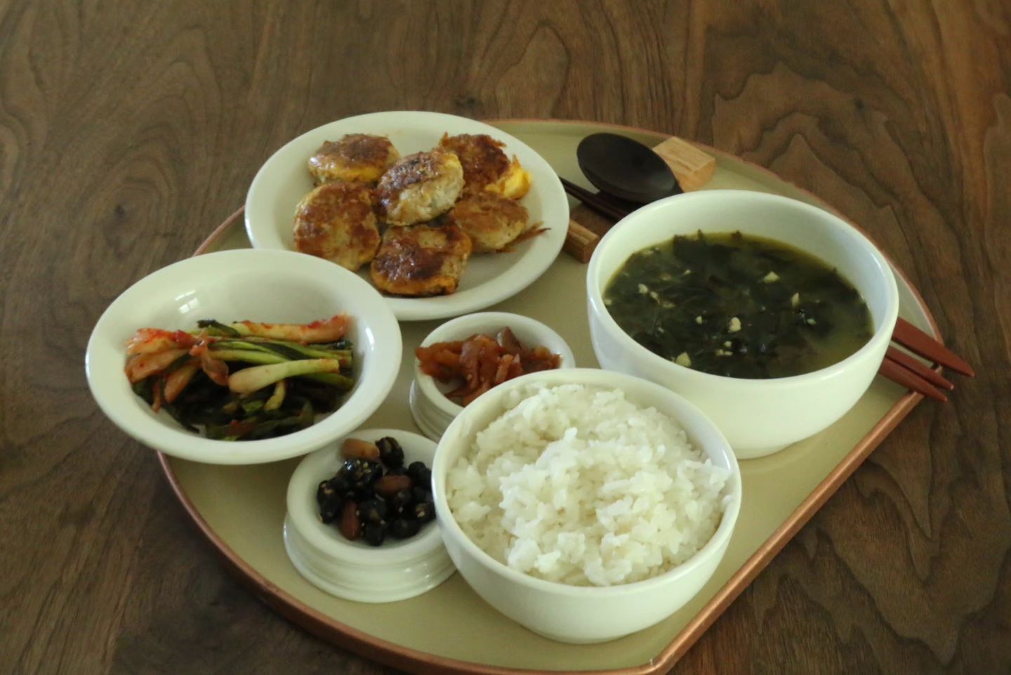 가정식의 평범한 점심🍚
오랜만에 집밥피드 에요 🫶

🥄동그랑땡 만들어서 얼려두었다가 해동해서 굽굽

🥄잘익은 파김치와 소고기 
듬뿍넣고 끓인 미역국

🥄갓지은 뜨끈한 밥

오늘도 한끼 든든한 식사입니다

#라크라프트 
#옻이랑
#존줄리안
#점심밥
#우리집밥상 
#집밥스타그램
#플레이팅
#한식스타그램