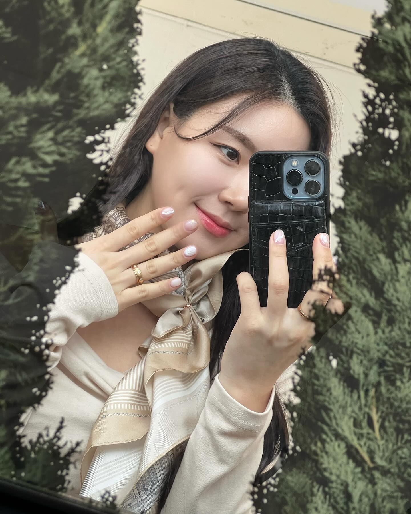 몇달만에 아트손톱🥲
넘나 맘에들어서 행복한 하루하루 ㅎㅎ
역시 기분전환엔 네일만한게 없는거 같애요
이사오기전 홍대 #헤이오브제 에서 네일받구왔오요
아트인데 한시간 ?? 만에 끝난 시술 손도 엄청 빠르시고 친절하고 
매장이 감성카페보다도 좋아서 깜짝...
뭣보다 저처럼 결정잘 못하시는분덜은 맘 꽉잡고 가세요
예쁜아트가 어마무시하게 많거든요... ㅋㅋㅋㅋㅋㅋㅋ

#홍대네일 #네일추천