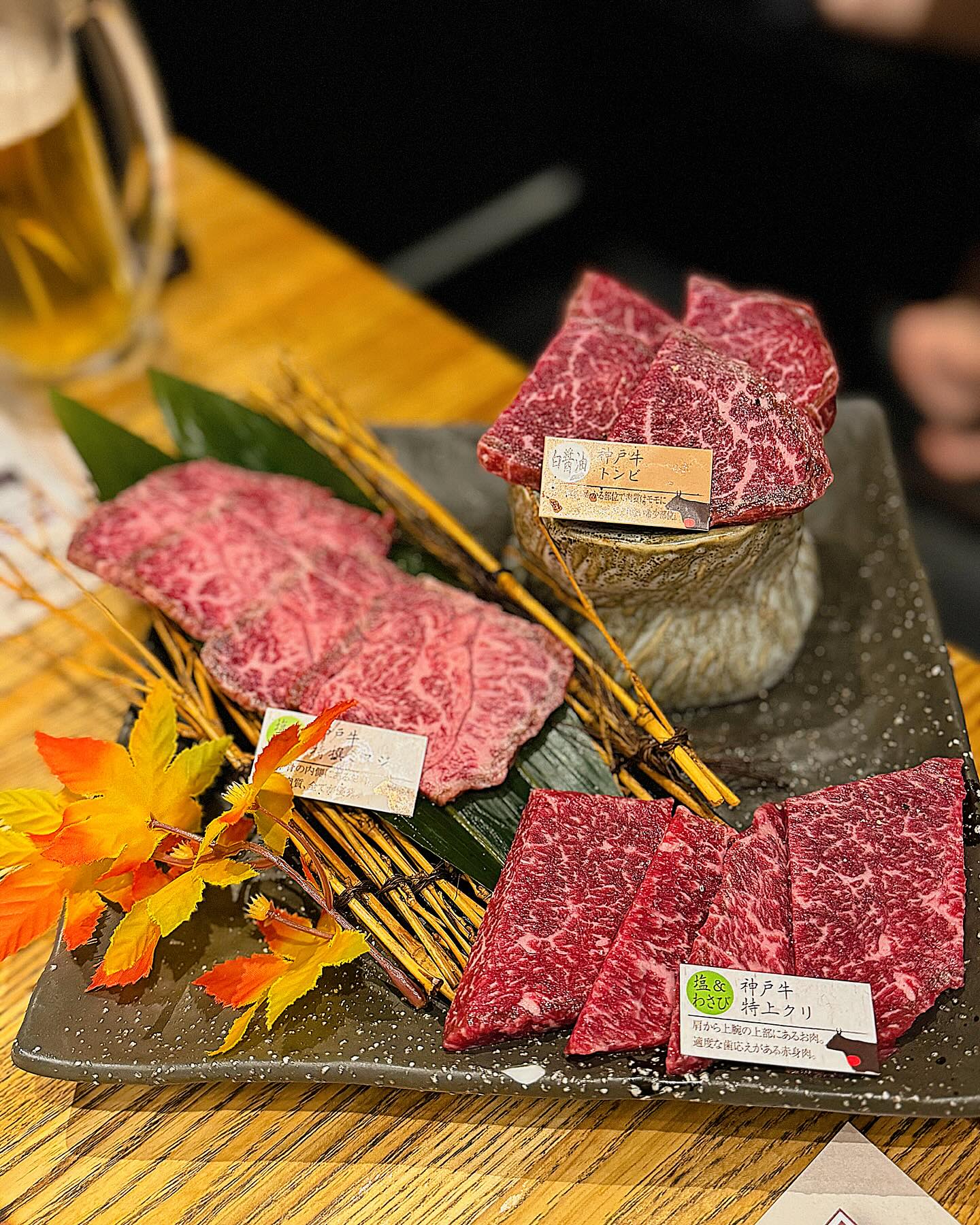 살살 녹는 고베규랑 와규🥩
한우에 비해 솔직히 부담스러운 마블링이지만
평소에 담백한 쇠고기 좋아하는 편인 
우리식구들 입맛에도 꼬숩고 맛났다
이래서 와규와규 하는구나
아부리된 육회에 홀딱 반하더니
한국와서도 육회를 곧잘 먹는 #육회에눈뜬자
뚜누픽 간장계란밥🍳내픽 오차즈케🍵
하나하나 다 맛있었지만 최곤 역시 맥쥬🍻
오늘은 사케까지 #준마이다이긴죠 맛있옹
진짜 추천하고픈 야키니쿠 맛집 
근데 이 가게 이름이 뭐더라?
아! 우설은 진짜 혀맛이었다
진짜 혀씹는 맛 👅 다들 한번쯤 먹어보라던데
한번 먹어본걸로 끝 😱
