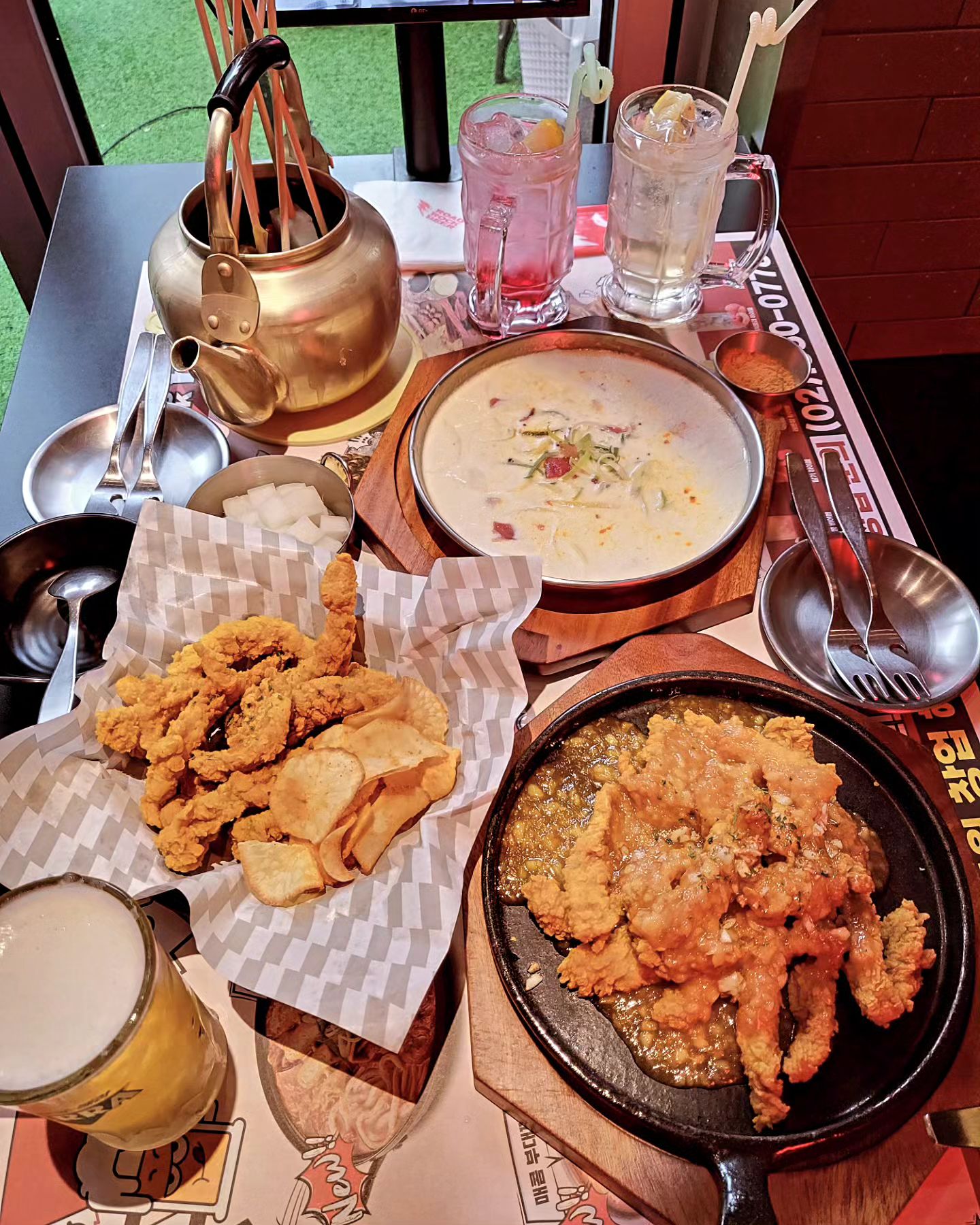 협찬

마곡 핫한 술집 #로드락비어

힙한 분위기에 술이 술술~~🍻

안주는 왜이리 푸짐하고 다양한건지~!

따끈따끈한 신메뉴들로 먹어봤는데
유명 유투버들이 다녀간 맛집답게
하나같이 맛있고 퀄리티도 좋은데다가
가격도 너무나 착한 갓갓갓성비 안주👍👍

안주빨 여왕에게 더없이 좋은 술집이더라구요

✔️갓성비 흑돼지후라이드 9,500
✔️마늘 흑돼지후라이드 16,900
✔️주전자어묵탕 9,900
✔️크림수제비 12,900
✔️오리지널 하이볼 3,900
✔️생맥주 1,900(이벤트가)

제주 흑돼지후라이드 는 처음인데 겉바속쫄~
시즈닝 찍어 먹으면 더 맛있구요
치킨보다 더 고소하고 담백해서 좋아요:9

마늘향 가득 단짠한 마늘흑돼지후라이드는
양념치킨과 비교 불가!
요건 무조건 드세요!

비주얼이 독특한 주전자어묵탕과
파스타보다 쫄깃해서 좋은 크림수제비:)

핑크레몬 하이볼도 맛있는 하이볼 맛집이에요!!

#갓성비 #신메뉴출시 #발산역맛집 #발산맛집 #마곡맛집 #발산술집 #마곡술집 #흑돼지후라이드 #안주맛있는술집