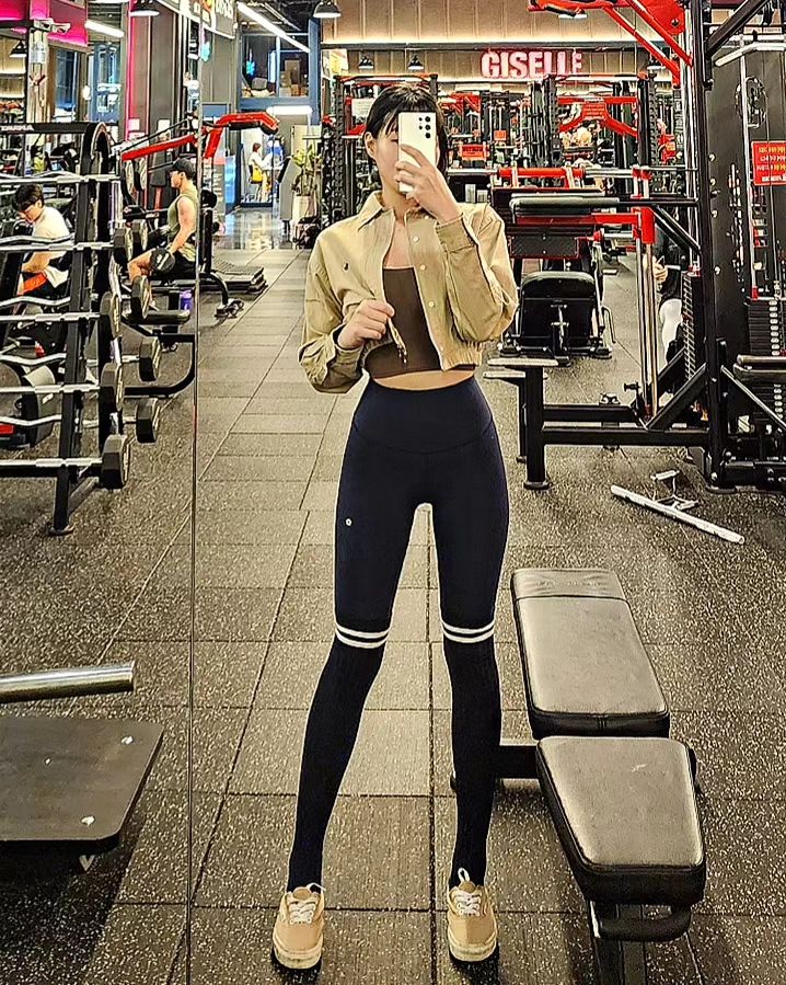 .
오늘은 가을가을하게
네이비 레깅스랑 베이지,브라운🤎
.
월욜에 운동을 할때마다
주말에 작작쫌 먹자 라는 생각을
되풀이 한지가 ...🐷
.
월욜이라 횐님들 엄청 많아
오늘도 찍을수 있는것만!
낼은 바쁜날이니 언능 자야겠어요🤎
#월요일 #수고했어요 ❤️
.
.
.
#칠곡3지구헬스 giselle_chilgok ❤️
.
.
.
.
.
.
.
.
.