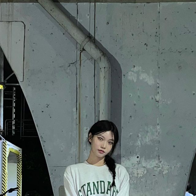 해인 on Instagram: "#광고 #협찬 @standarderror_official 가을에 캐주얼하게 입기 좋은 스탠다드에러 맨투맨🍂 지금 무신사에서 세일중이니까 달려가서 쟁여오세료🏌️‍♀️🏃🏃 그리고 귀여운