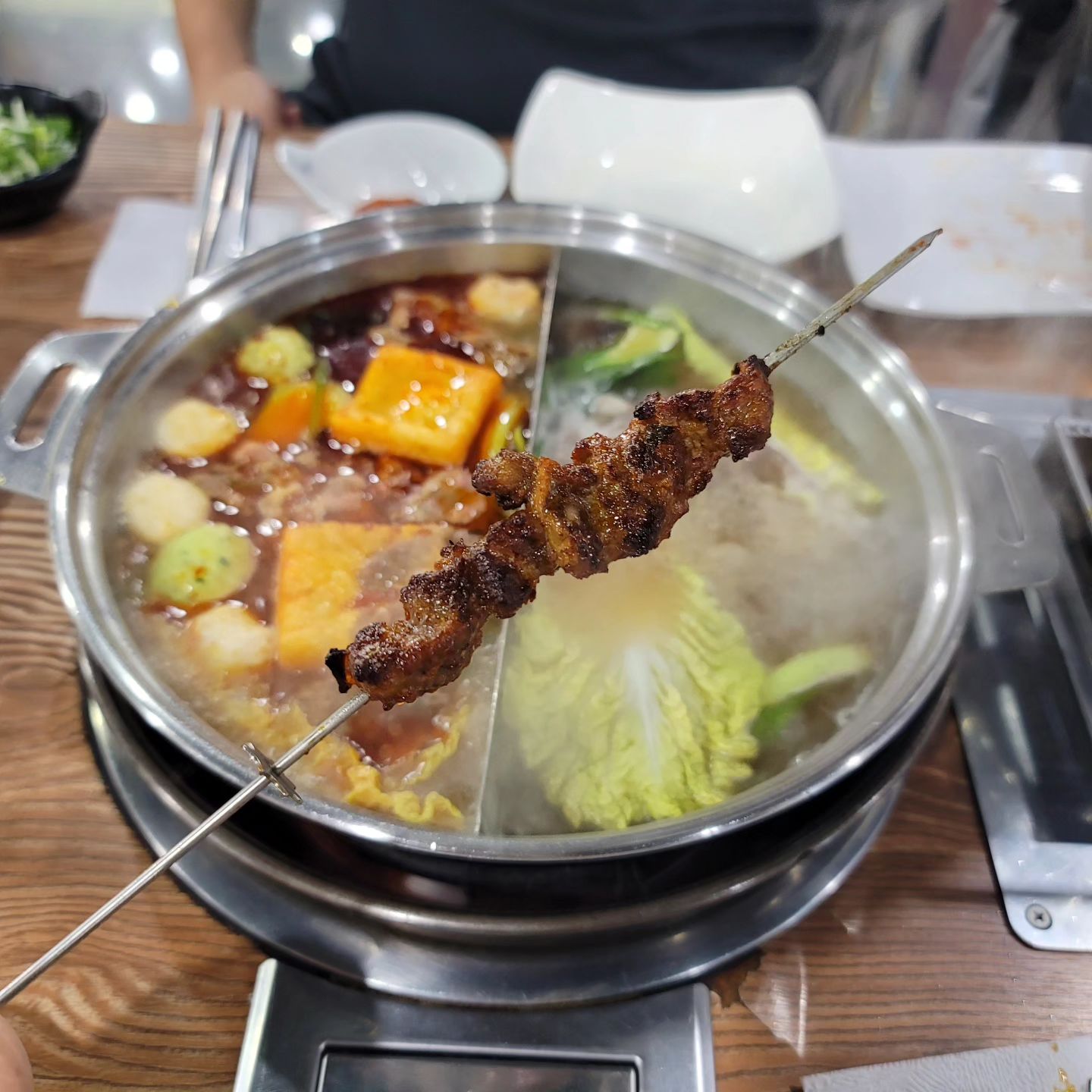#신혼일상

오랜만에 찐 양꼬치&훠궈 데이트👫
주말에 남편 회사 근처에 다녀올 일이 있어서
간김에 #경희대양꼬치 #무한리필 맛집 다녀왔지요

그동안 먹었던 양꼬치 중에
가장 두툼한 사이즈👍
고기도 고소하고 쫄깃쫄깃👍
잡내 없는 건 말모말모👍

진짜 오랜만에 기깔난 양꼬치 뿌시고 왔다구요🫶

꼬치 재료는 물론 훠궈 재료도 너무 다양해서
이날 1일1끼로 #또와양꼬치 마무리하고
다음날 아침까지 배가 안고픈 거 있죠🤣

저녁 일정이 있어서 차를 끌고 오는 바람에
맥주 한잔 곁들이지 못한 게 너무나도 아쉽지만,
이 아쉬움 빌미로 조만간 남편이랑 또갈듯😉

특히 훠궈 진짜 마향이 강하고 소스도 10종 이상이라
현지 퀄리티 그대로 느끼실 수 있을 거예요💕

#또와양꼬치샤브샤브
#회기양꼬치 #회기역양꼬치
#양꼬치무한리필 #훠궈무한리필
#맛집데이트 #신혼데이트