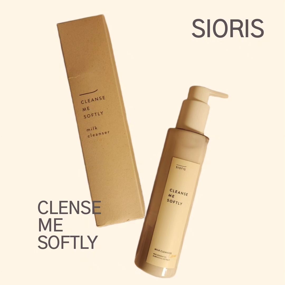 #광고 sioris_official

#시오리스 #비건코스메틱
#리얼리뷰 #제품후기 

Killing me softly? 🤔
Cleanse me softly! 🫡 

#수분부족형지성 #수부지
들에게 희소식👍

수분이 부족하면서도 늘
기름이 올라오는 제 피부에
클렌징 크림을 쓰면 늘
덜 씻겨나간 느낌과 
피부의 자극이 느껴졌는데

드.디.어.
세안 후에도 상쾌한 청결감과 
당김 없이 촉촉한 마무리감으로 
편안한 클렌징 크림을 
써보게 되었어요. 

상큼한 천연 시트러스 향 
덕분에 세안 후 
산뜻하고 기분 좋은 클렌징

순한데 세정력도 좋다니.. 
순하면서도 세정력이 
공존 할 수 있는게 실화인가요? 

웬만한 메이크업은 다 지워지는데도 
정말 순한 제품이구나를 
많이 느꼈어요. 

환절기에는 피부가 예민해져서
자극없는 화장품을 찾게 되더라구요 가장 마음에 드는 부분은 순자극이 덜하다는것과 세안 후 
세정이 깨끗하면서도 
급 건조한 느낌이 오지 않는다는것! 

.
.
.

시오리스의 클렌징크림은 
이런 분들께 추천해요. 

✔️아침,저녁 수시로 사용 가능한 
데일리 클렌저를 찾는 분

✔️피부자극 걱정없는 클렌저를 찾는 분

✔️가벼운 제형의 부드러운 발림성을 가진 클렌저를 찾는 분

✔️미세먼지는 기본, 베이스 메이크업까지 잘 지워지는 클렌저를 찾는 분

저처럼 클렌징제품
유목민이신 분들께
구매해보시길 추천드려요.🫶

.
.
.
.
.

#시오리스 #sioris #제철화장품 #제철유자밀크클렌저 #클렌즈미소프틀리밀크클렌저시트러스 #비건클렌저 #좋반 #댓반 #맞팔