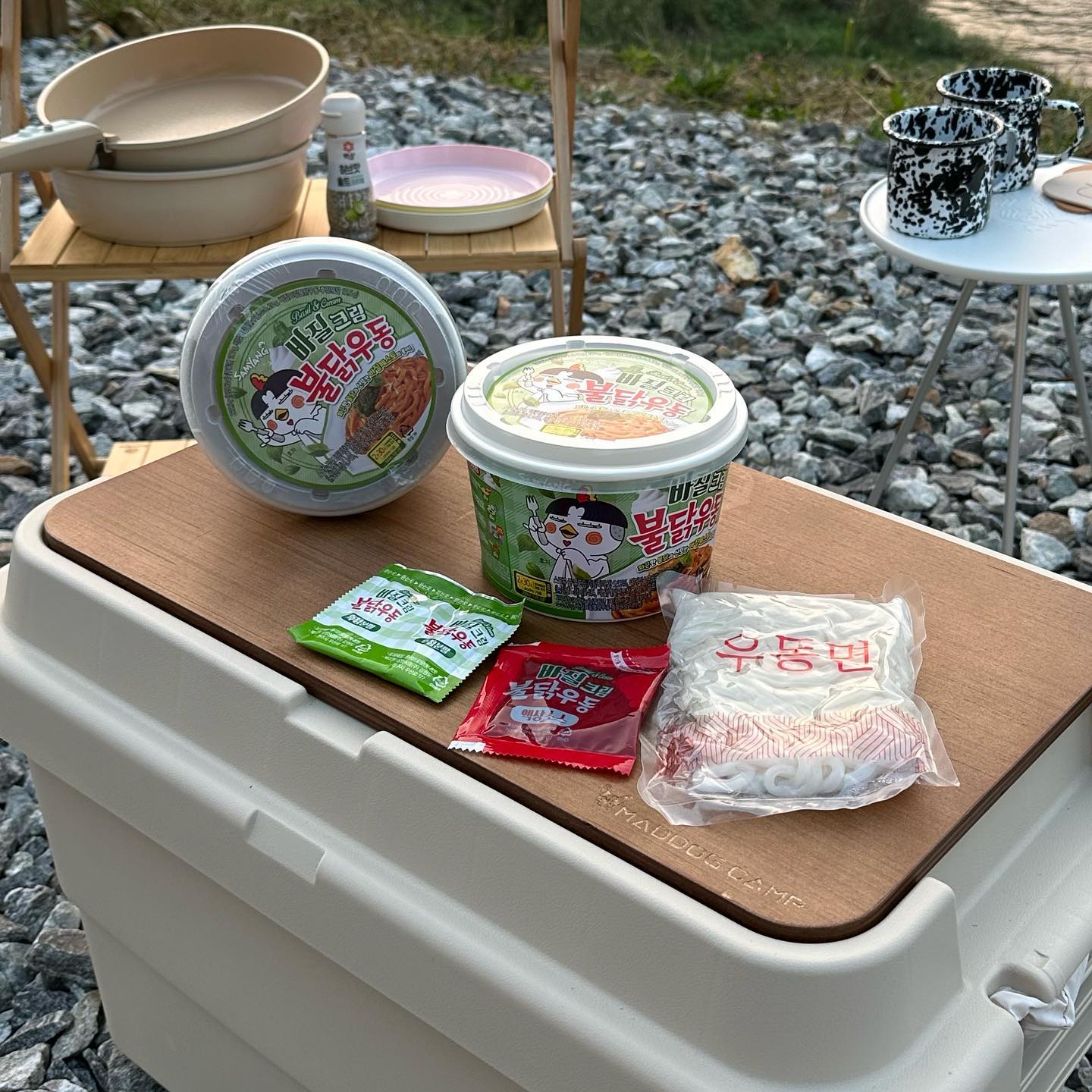 #협찬 
캠핑가서 먹는 바질크림불닭우동이란?💚
불닭의 화끈한 맛에 바질페스토 원료, 쫀득한 우동면으로
향미와 식감을 살린 우동면 타입 불닭이라 존맛,,,💚
다양한 제형의 불닭볶음면을 즐기고 싶은
기존 불닭유저들에게 제격이라구요!
화끈한 불닭 액상에 바질이 포함된 후첨스프로 산뜻한
향미를 가미해서 그런지 평소에 바질 좋아하는 나에겐 합격
쫀득하고 탱탱한 우동면 타입 💚💚 미쳐따
산뜻한 향미와 함께 쫀듯하게 씹히는 매운맛! 
고기의 느끼함까지 싸악 잡아줬어요
이 제품은 삼양식품 공식몰에서 만나볼 수 있고
편의점, 가까운 마트, 쿠팡에서도 만나요!💚

#바질 #바질크림불닭우동 #불닭우동 #쫀득탱글 #매운맛 #불닭 #불닭볶음면 #매운우동 #바질페스토 #희귀템 #구매처#편의점신상 #신상리뷰 #신제품 #먹스타그램 #요리스타그램 #글로벌