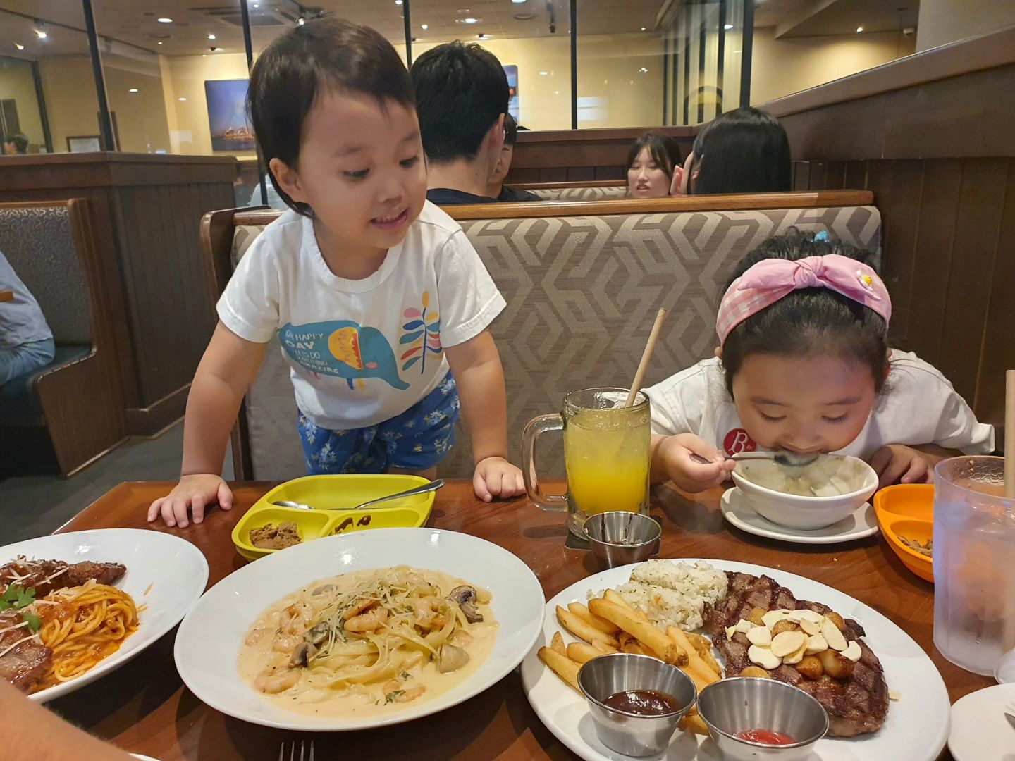 .
서은서아 고모 yang_ran_ran 가 선물해준 아웃백상품권으로 오랜만에 아웃백에서 #주말외식
맛있게 먹었습니당~😜
.
.
.