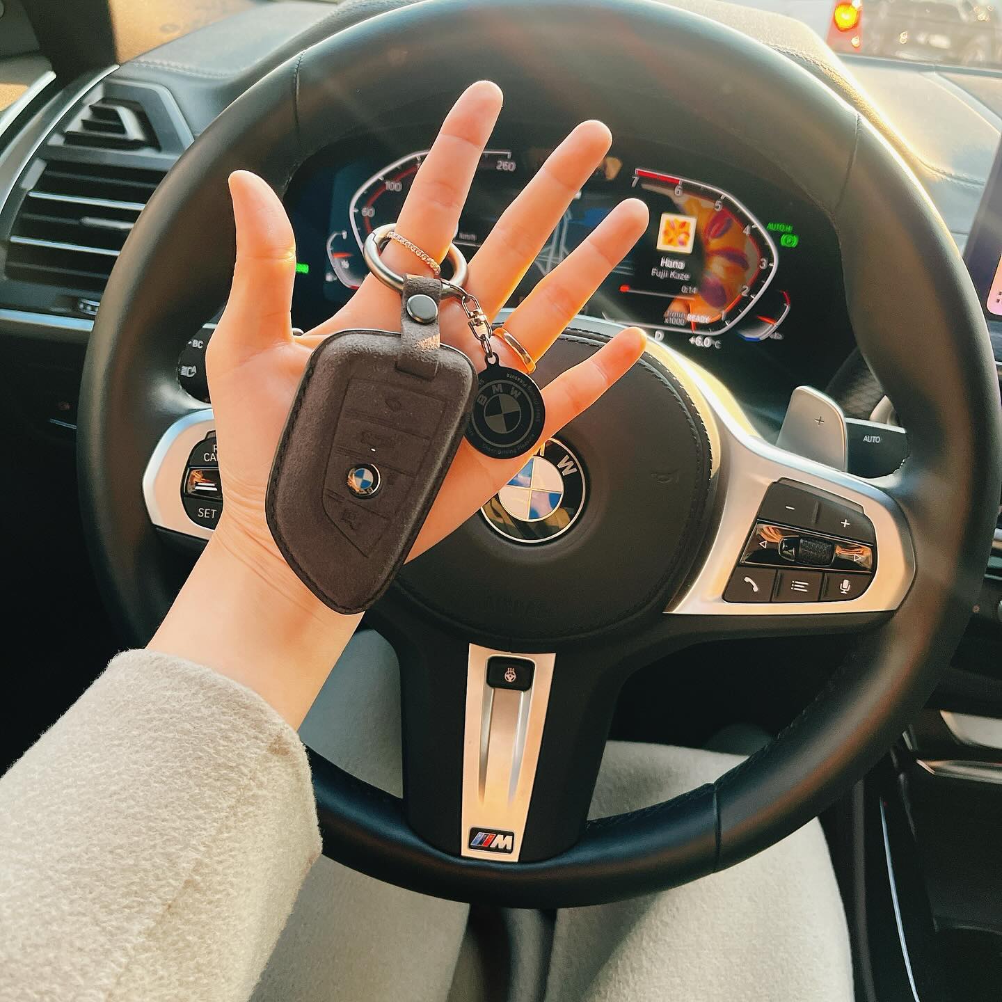 #제품제공 #라온맥스키케이스 

뛰뛰빵빵🚘🚘🚘

날씨가 추워졌다고 내 옷만 챙겨 입지 말고 
차키에도 따뜻한 옷 입혀주기!!!😃😃😃

그동안 헐벗고 다닌 고생이 많은 차키에 스웨이드 소재 케이스 
하나 입혔더니 고급미 뿜뿜😍😍😍영롱영롱해~~

제품 구입하면 펜던트 키링을 주는데 
뒷면에 나만의 스타일로 각인을 할 수 있어요🥰 
저는 이니셜 차량번호 전화번호를 각인 넣어 사용중예요🫶🏽

컬러는 차콜 그린 오렌지 3가지 선택 가능하며 
부드러운 질감과 깔끔한 마감처리로 선물용으로도 완전 추천👍🏽
앞으로 잘부탁해🫶🏽🫶🏽🫶🏽

#라온맥스 #라온맥스키케이스 #알칸타라키케이스 #bmw키케이스 #bmw차키케이스 #스웨이드키커버 #자동차키커버 #차키케이스 #자동차키케이스 #키케이스 #스마트키케이스 #신차선물 #새차선물 #스마트키홀더 #고급키케이스 #각인펜던트 #각인키링 #차량용품