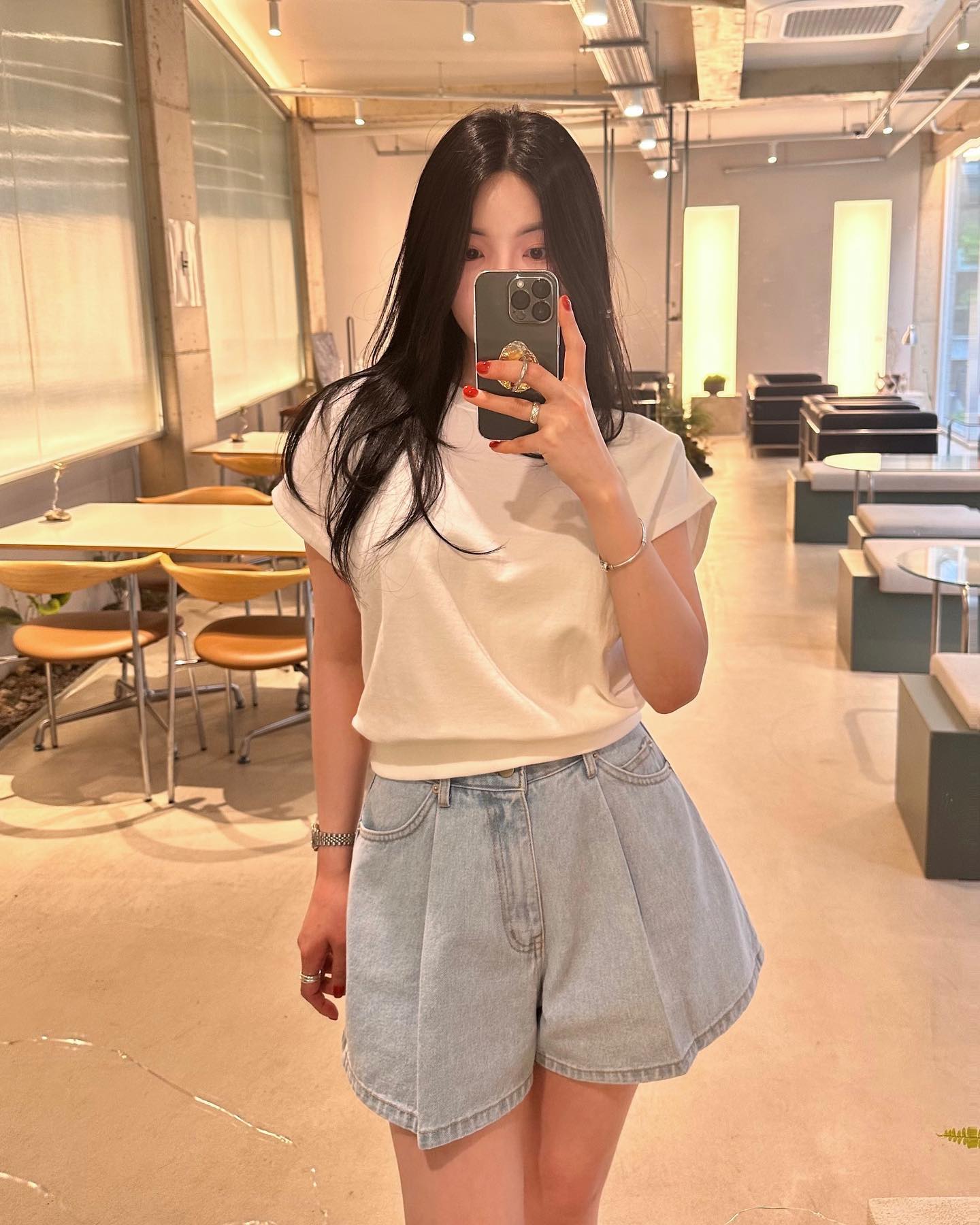 5월달은 업데이트 
더 열심히 하자 슬구야 .,?📧🤍

•에이핀턱 데님 반바지/연청:s,m
•베이비 크롭t :아,베,그