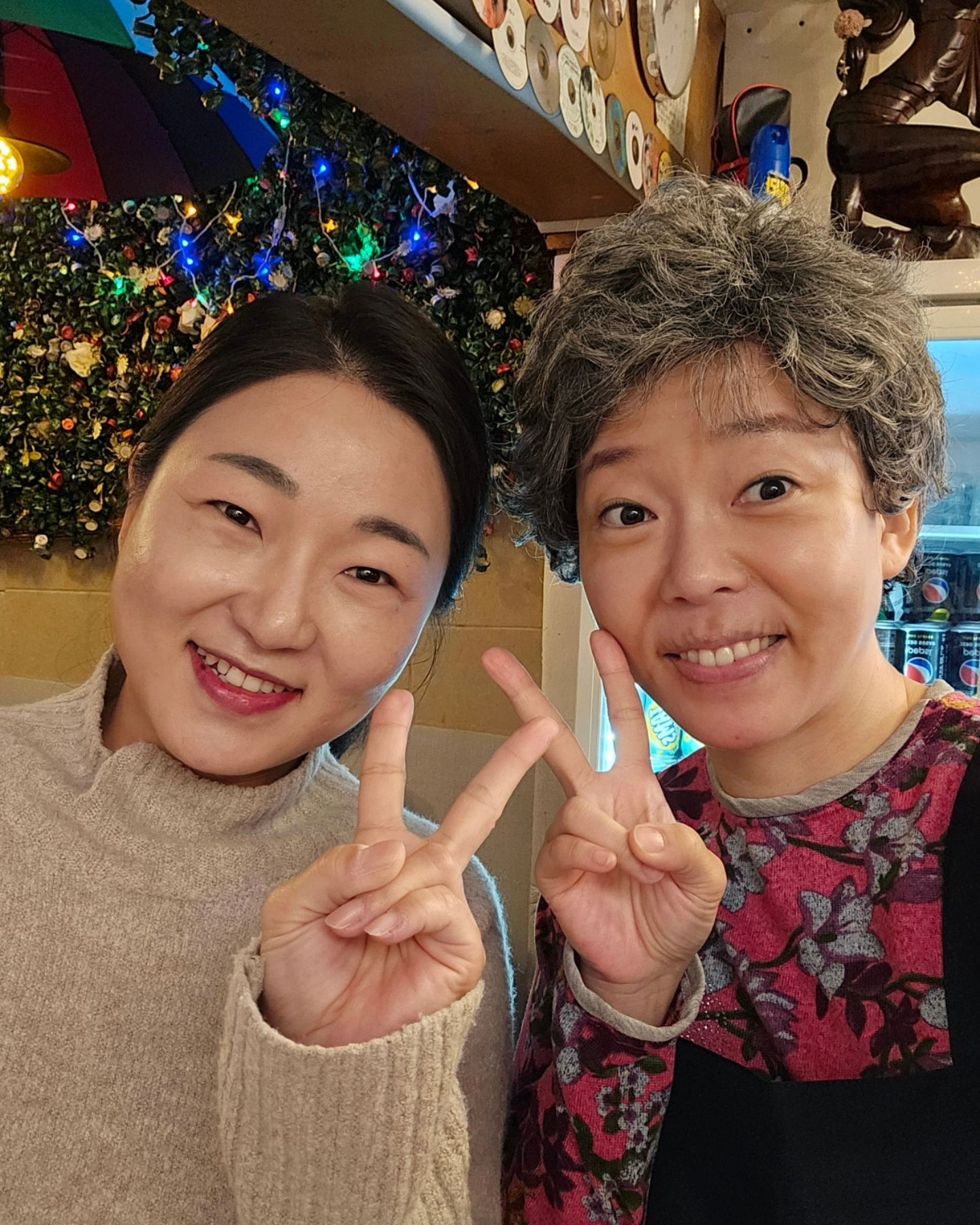 국세청유튜브 세진식당 촬영하러 
아침부터 분주하게 움직여서 
정이랑선배님과 즐겁게 촬영했어요^^ 
세금 상담을 친절하게 해주는 
세진식당 사장님 정이랑 선배님♡
저랑 이름이 랑으로 끝나는 배우라
더 관심있게 좋아하는 선배님인데
같이 촬영하게 되어 영광이였고
행복했습니다♡
다음에 다른 현장에서 또 만나욤^^

#국세청유튜브 #세진식당 #배우정이랑 #배우김소랑 #촬영