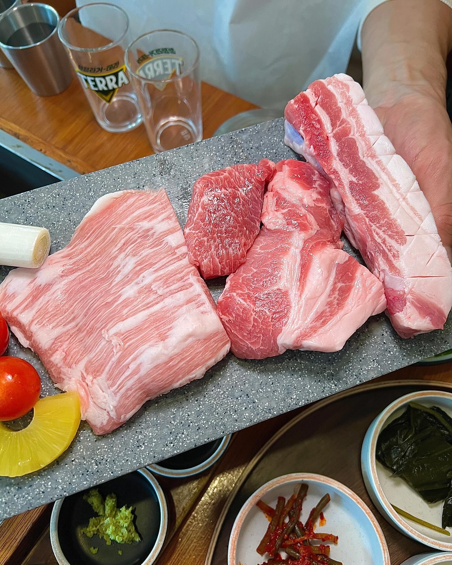 연남동 삼겹살 맛집 화씨이육공에 다녀왔어요 *협찬

삼겹살도 진짜 맛있는데 주디는 개인적으로
목살에 반했어요.. 목살 맛있는 집 드물다는거 아세요?
보통 목살이라면 퍽퍽하다고 생각하는데 진짜 잘하는
고깃집에서 목살 먹으면 스테이크 같고 육즙팡팡..✨
저는 담에 가면 목살만 주문할지도 몰라요🥹

반판, 한판, 큰판으로 다양한 부위를 맛 볼 수 있는데
세트 구성에는 청국장도 함께 나와요

화씨이육공은 숙련된 전문 로스터가 직접 구워주시는데
굽는 스킬도 장난아닌데 하나하나 설명해주셔서 
엄청난 고급 식당에 온 느낌이었어요! 

또, 영상에 보이듯 연기가 그릴 아래로 빨려들어가
연기나 냄새 걱정이 전혀없어 좋았어요🔥

▪️화씨이육공
▪️서울 마포구 동교로 258 1층, 2층
▪️매일 12:00-23:00