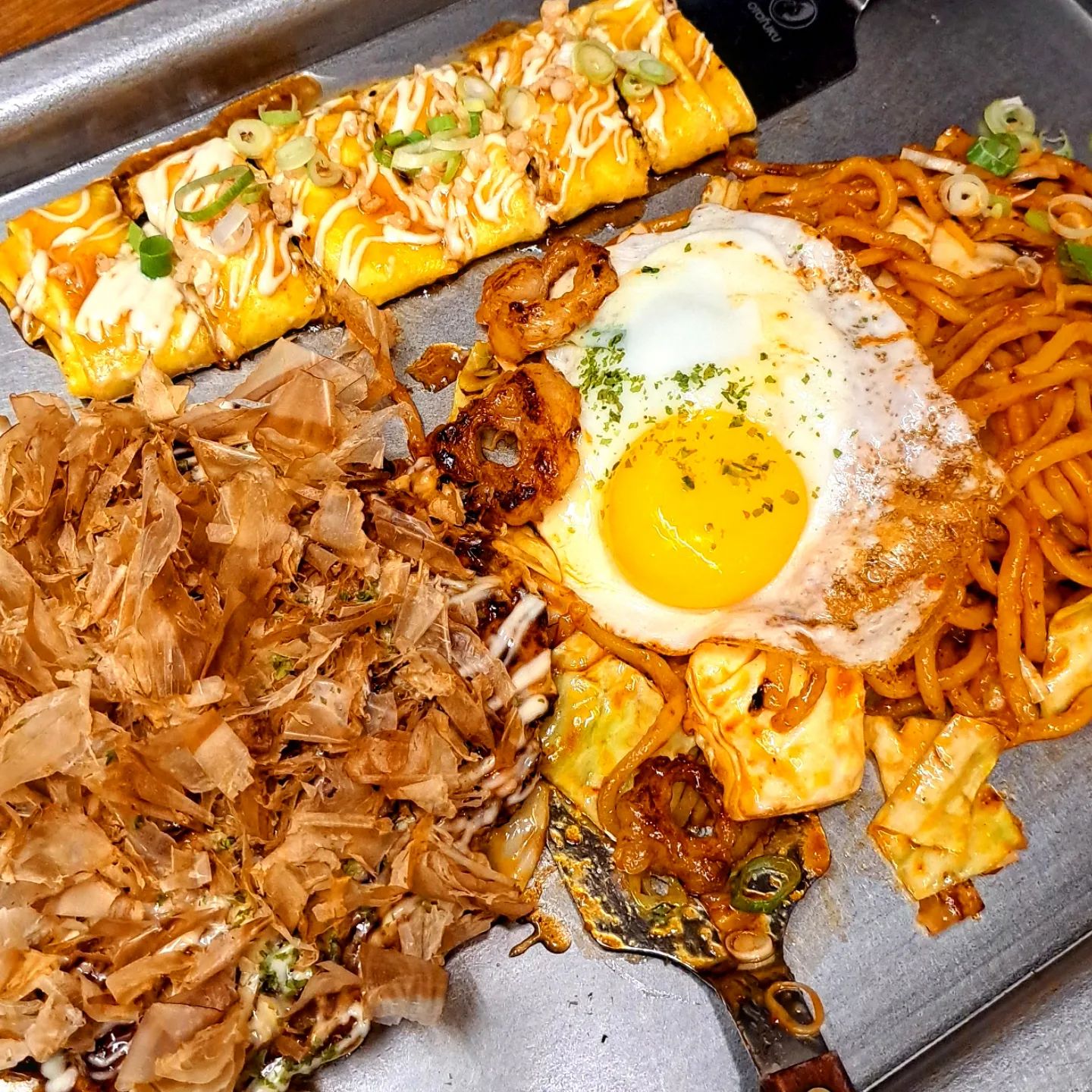 오사카 3대 맛집 출신 쉐프가 직접 맛집 <오코메이드>
홍대에 위치한 일본 오사카 풍의 오코노미야끼와 야끼소바를 전문으로 하는 오코메이드 소개드려요!

오코노미야끼의 성지 오사카 3대 맛집 출신 쉐프님이 직접 만드는 오꼬노미야끼 & 야끼소바 전문점으로 오사카 현지에서 먹었던 맛 그대로 느낄 수 있어요

일본 레트로 쇼와시대 느낌의 인테리어에서 즐길 수 있는 진짜 오꼬노미야끼와 야끼소바, 그 외에도 다양한 일본 요리를 푸짐하고 저렴한 가격에 맛볼 수 있어요

주문하면 불판에서 조리된 요리를 테이블 불판위에 다시 올려주셔서 끝까지 따뜻하게 먹을 수 있어요

점심특선으로 만원 이하의 1인메뉴부터 1인 혼밥 좌석도 있어서 부담없이 혼자서도 먹기 좋고 저처럼 친구들이랑 와서 맥주마시면서 다같이 먹기에도 참 좋아용

365일 노미호다이 이벤트가 있어서 1인에 17,900원으로 90분간 주류 무한 리필이라 기린 생맥주, 하이볼, 소주 모두 무제한으로 평일 주말 상관없이 이용할 수 있어서 주당들한테는 완전 천국이에요

저희는 오코메이드야끼, 돈페이야끼, 대창야끼소바를 주문했어요

대표 메뉴인 오코메이드야끼는 소고기, 돼지고기, 오징어, 새우가 기본으로 들어가 있으며, 기호에 따라 치즈, 대파, 계란 등의 다양한 토핑 추가를 할 수 있는데 추가없이 먹어도 아주 맛있어요!

돈페이야끼는 구운 삼겹살과 치즈가 들어간 일본식 계란말이인데 오꼬노미야끼나 야끼소바와 함께 먹으면 더더 맛있어요

대창야끼소바는 새로 나온 신메뉴인데 그냥 먹어도 맛있는 야끼소바에 대창 토핑이 들어간 존맛 야끼소바에요! 비주얼도 미쳤고 맛도 너무 맛있어서 완전 추천입니당

위치
서울 마포구 와우산로29가길 86 (서교동, 파티오) 1층, 오코메이드

매장번호 : 0507-1327-3262
영업시간 : 12:00 ~ 22:00
브레이크타임 : 15:00 ~17:00
.
.
.
#오코메이드 #홍대맛집추천 #홍대이자카야 #홍대야끼소바 #홍대오코노미야끼 #오꼬노미야끼맛집 #오코노미야끼맛집 #노미호다이 #쇼와시대 #레트로붐 #홍대술집 #koreanfood #seoultravel #야끼소바 #홍대핫플 #happyhour #먹스타그램 #먹스타 #먹팔 #먹팔맞팔 #먹팔해요 #먹스타맞팔 #먹스타소통 #좋아요반사 #좋반 #좋아요테러 #데이트코스 #likeforlikes #맛집추천