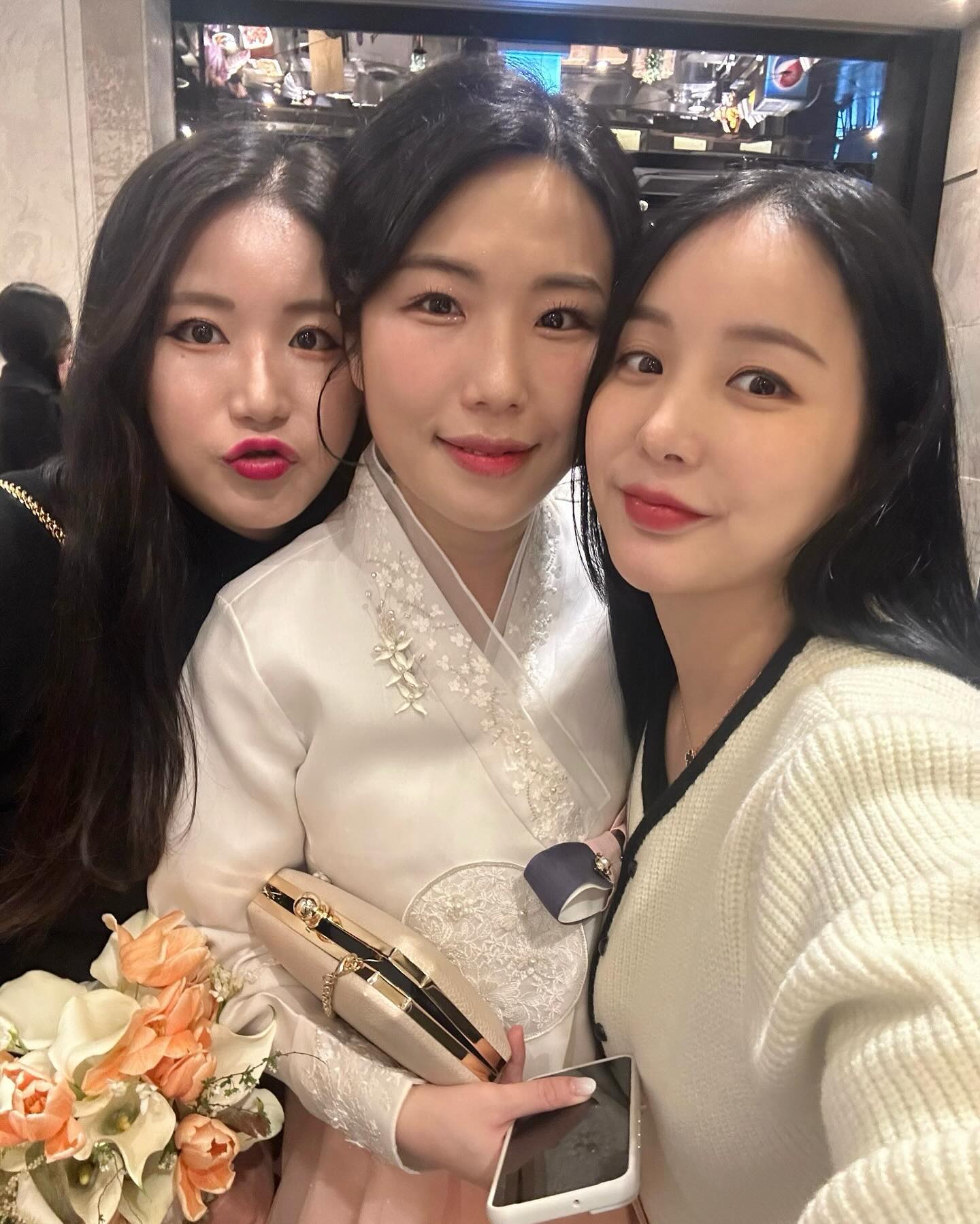 my 숙 🧡
사회에 갓 발을 내딘 20살에 만나
벌써 10년이 넘는 시간 동안
나와 좋은 인연이 되어줘서 너무 고마워!
 ⠀
세상에 하나뿐인 귀한 동반자를 만나
인생의 새 출발이라는 결혼도 하고
사랑의 결실로 소중한 용용이까지 ෆ
 ⠀
그동안 살아온 날들과는 다른
더 멋지고 아름다운 경험들을
많이 해볼 것이야.. 😌
 ⠀
제2의 언니의 삶!
항상 응원할게
행복하고 또 행복하기
사랑해 🫶🏻
 ⠀
ps. 윤돼지는 결혼하지 마라!!
(더 이상 못 보내…….)
 ⠀
 ⠀