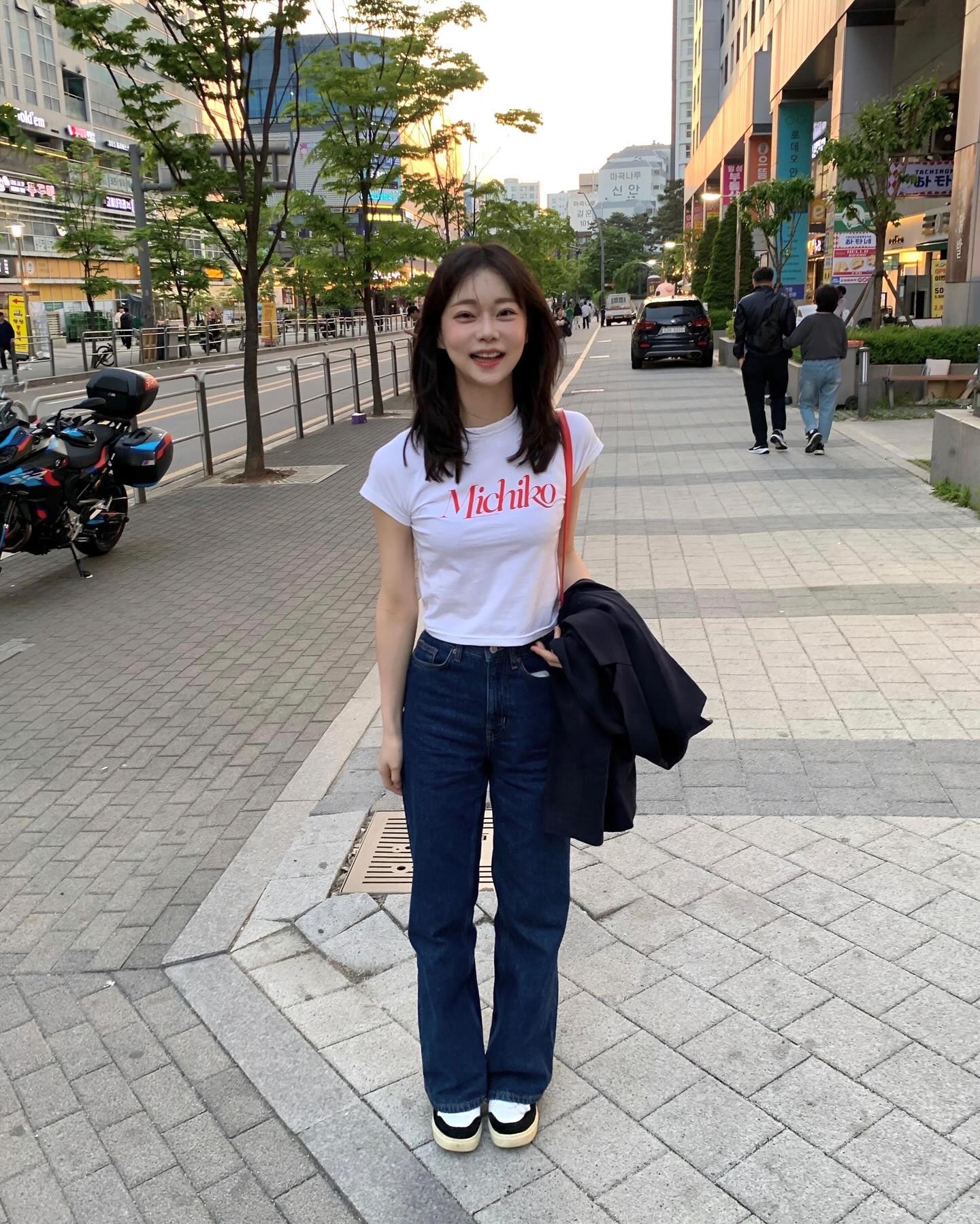 #광고

#미치코런던 과 함께라면 나도 핫걸 !🍎
비비드한 레드 칼라의 로고 그래픽과 퀄좋은 원단으로 꾸안꾸코디에 제격인 티셔츠 ꯁ