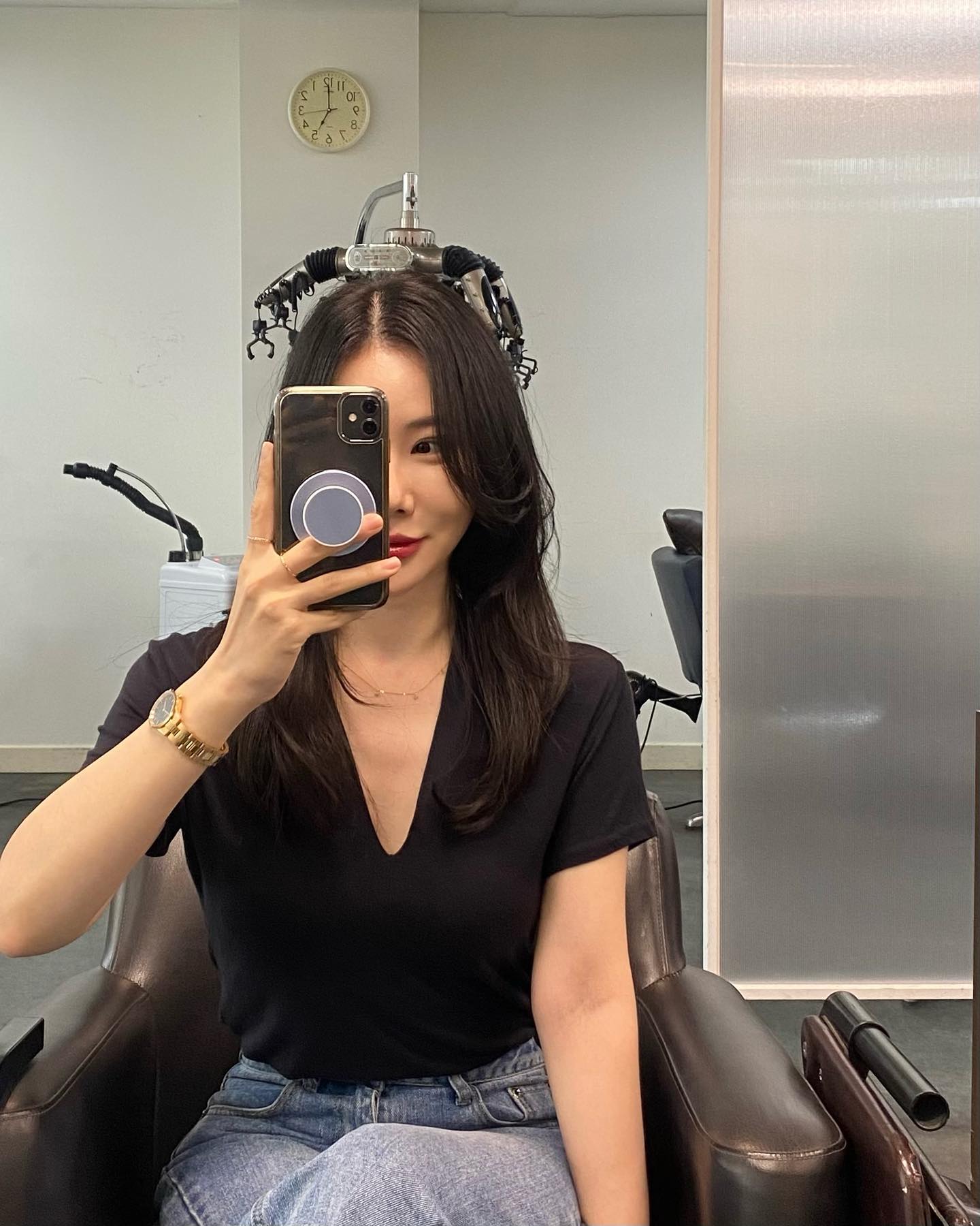 갑자기 시간 나서 올려보는 헤어 후기💇🏻‍♀️

나의 산발 한석봉 헤어를^^ 주기적으로
단발 - 중단발 - 장발 어떤 스타일이든
매번 깔끔하게 정리해주는 현정원장님💗 foretahn_hair 

기준이 까다롭기도 하고 완벽한 걸 좋아해서 어떻게든 결국 아쉬운 게 자꾸 눈에 보이는 스타일이라.. 헤어도 메컵도 협찬이 쏟아져도; 아무 데나 못 가는 성격 (헤어 한 번 가면 기본 4-5시간인데 시간 들여도 마음에 안 들 게 거의 자명해서ㅜ) + 숱도 많고 곱슬기도 있고 얼굴형도 단점이 많고 그런데 귀차니즘은 쩔어서 평소 드라이 잘 못 만지고.. 

하지만 그런 내가 맘편하게 믿고 맡기는 쌤이면 말 다함zz

지난 번에 스토리 올리고 진짜ㅋㅋ 디엠 폭발🔥🔥
헤어 디자인이 다 거기서 거기인 거 같아도
한끗 차이 센스로 느낌이 달라요 달라.. (아는 사람은 몬말인지 알거야)

최근 사진이나 영상 헤어스타일 모두 원장님 덕분!

#청담 #청담동 #이경민포레 #여자헤어스타일 #긴머리
#레이어드컷 #레이어드펌 #헤어스타일 #생머리 
#헤어스타일 #헤어스타일링 #셀카
