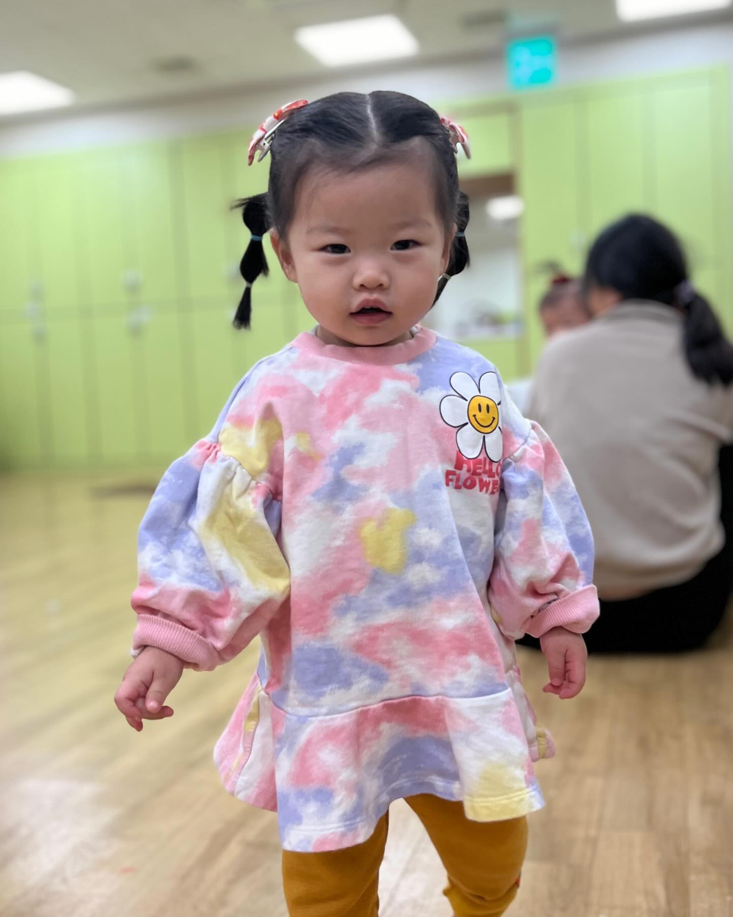 👶🏻+542 문센은 오랜만이죠🤔
쩨리 너무 오랜만에 문센 다녀왔어요
비누방울 보자마자 이제는 잡으러 다니네요🫧
쩨리 머리핀은 오늘도 초코먹핀(chocomuk_pin)🫶🏻
싼타가 되어본 쩨리는🤶🏻 산타가 아니라 천사 같았어요😍
사과는 보자마자 침이🤭
나무에서 사과를 따는 퍼포먼스를 해보고 사과를 잘라 고슴도치도 만들어 보았어요
얼집에서 다양한 활동을 해봐서 그런지 이쑤시개 위험할까 걱정한 엄빠와 달리 쩨리는 사과에 쏙쏙 잘 꽂았어요🦔
사과먹방으로 마무리한 쩨리의 문센데이였어요❤️