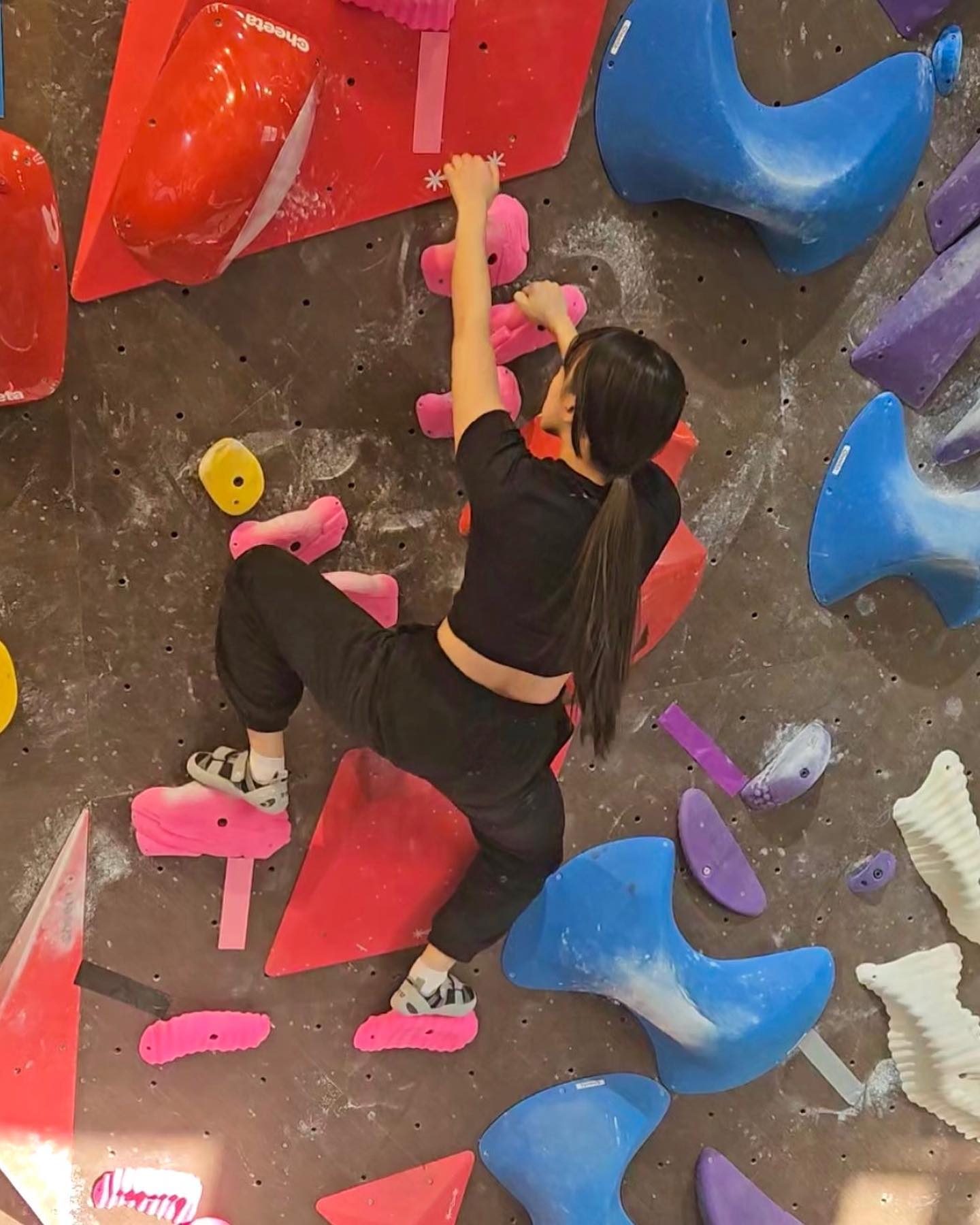 첫 클라이밍 🧗🏻‍♀️🔥💪🏽
삼일절, 새로운도전•시도•해내보고싶은 마음이 들어서“”
첨엔 아무것도 모르고 막 기어올라갔는데
벽에 챡 붙이고 / 손•발발•손 / 삼각형 ,,🤪 
아직 잘 모르겠지만 하다보니 좀 알것같기도•••(🤷🏻‍♀️)
재밌어서 마감까지 있고샆었는데 손바닥 아파서 모태,,
자세는 완벽하지 않지만 3단계까지 완등✨
목표달성!! 해냈댭✌🏻✌🏻
오늘을 시작으로 또와야징😉
#클라이밍 #클라이밍초보 🧗‍♂️#클라이밍파크#오운완#완등
