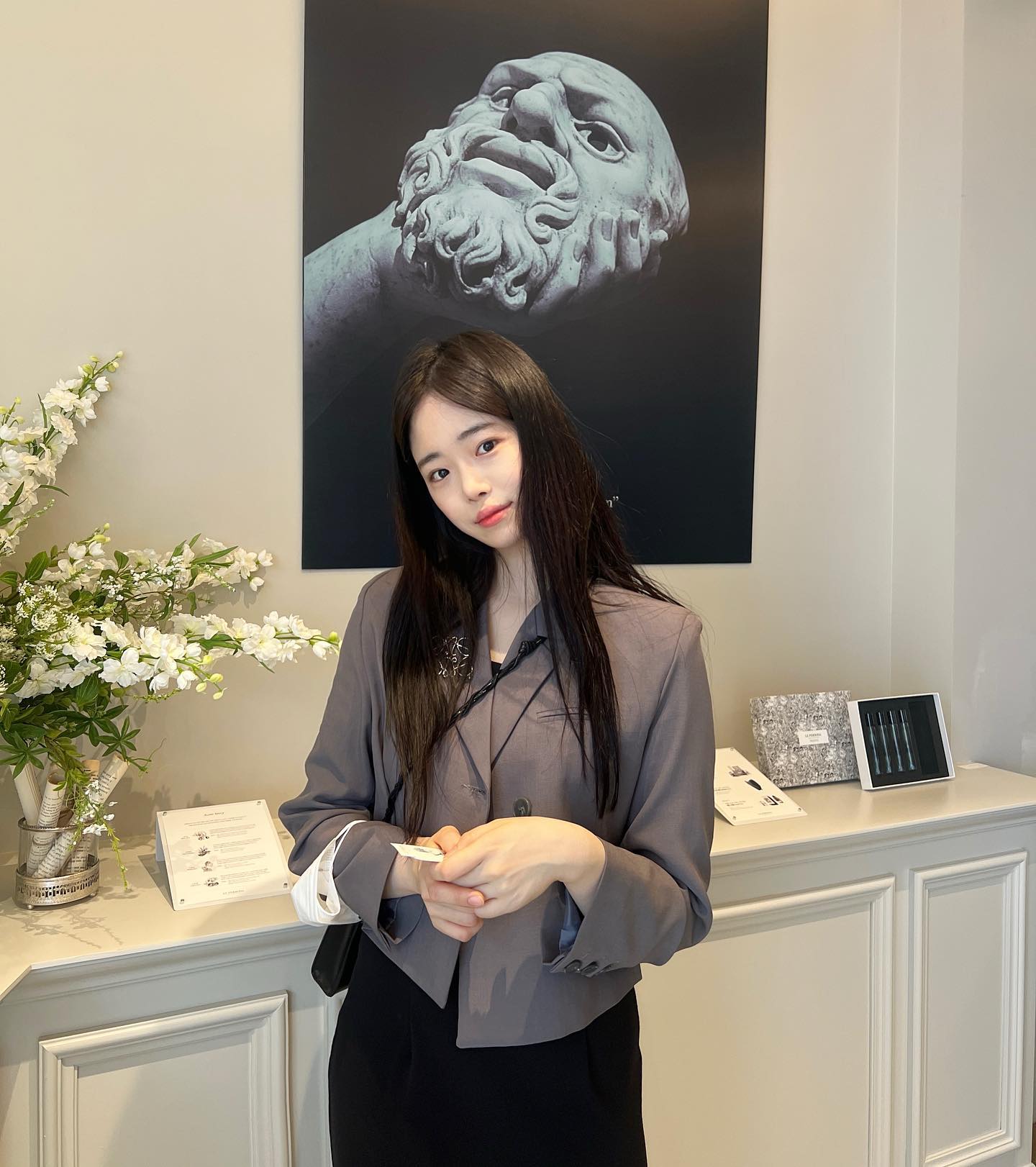 haupt.official X lepersona_official

전포카페 ‘하업트’의 일곱 번째 팝업 브랜드 "르페르소나" 팝업에 다녀왔어요!

르페르소나 브랜드는 향으로 내면 속에 숨겨진 모습을 드러내는 니치 프래그런스 브랜드로 세계적인 조향사 'Frank Voelkl (르라보 / 킬리안) / Emilie Coppermann(반클리프 아펠 / 아무아쥬)' 등이 참여하여 탄생했습니다.
향러버라서
팝업 하자마자 첫날 방문해서 시향 바로 해봤는데
4가지다 매력있고 넘좋은향이라서 고르기 힘들었다,,,

2번4번이 제일 내취향 ♥️