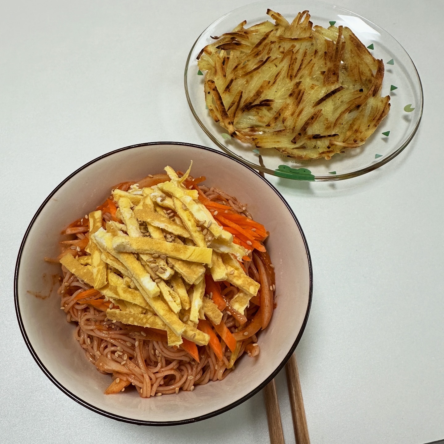 비오는 날! 비빔국수와 감자채전!!!
#비빔국수 #감자채전 #자취스타그램 #자취요리 #집밥 #집밥스타그램 #비오는날 #점심밥