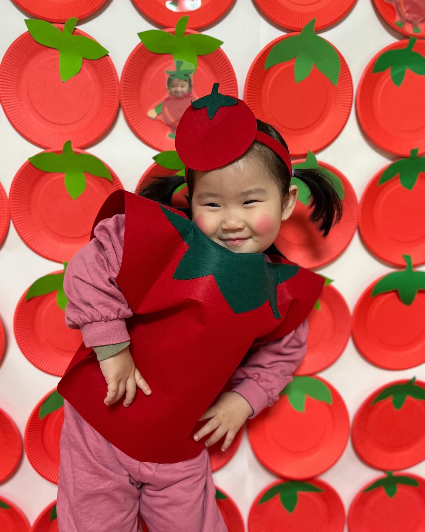 인간토마토 그잡채 다복🍅,🍅
요즘 빠져있는 멋쟁이 토마토 동요 🎤
(매일 흥얼거리는중)
빨갛게 꾸며놓은 삐에로 같애😆
.
.
.
#인간토마토