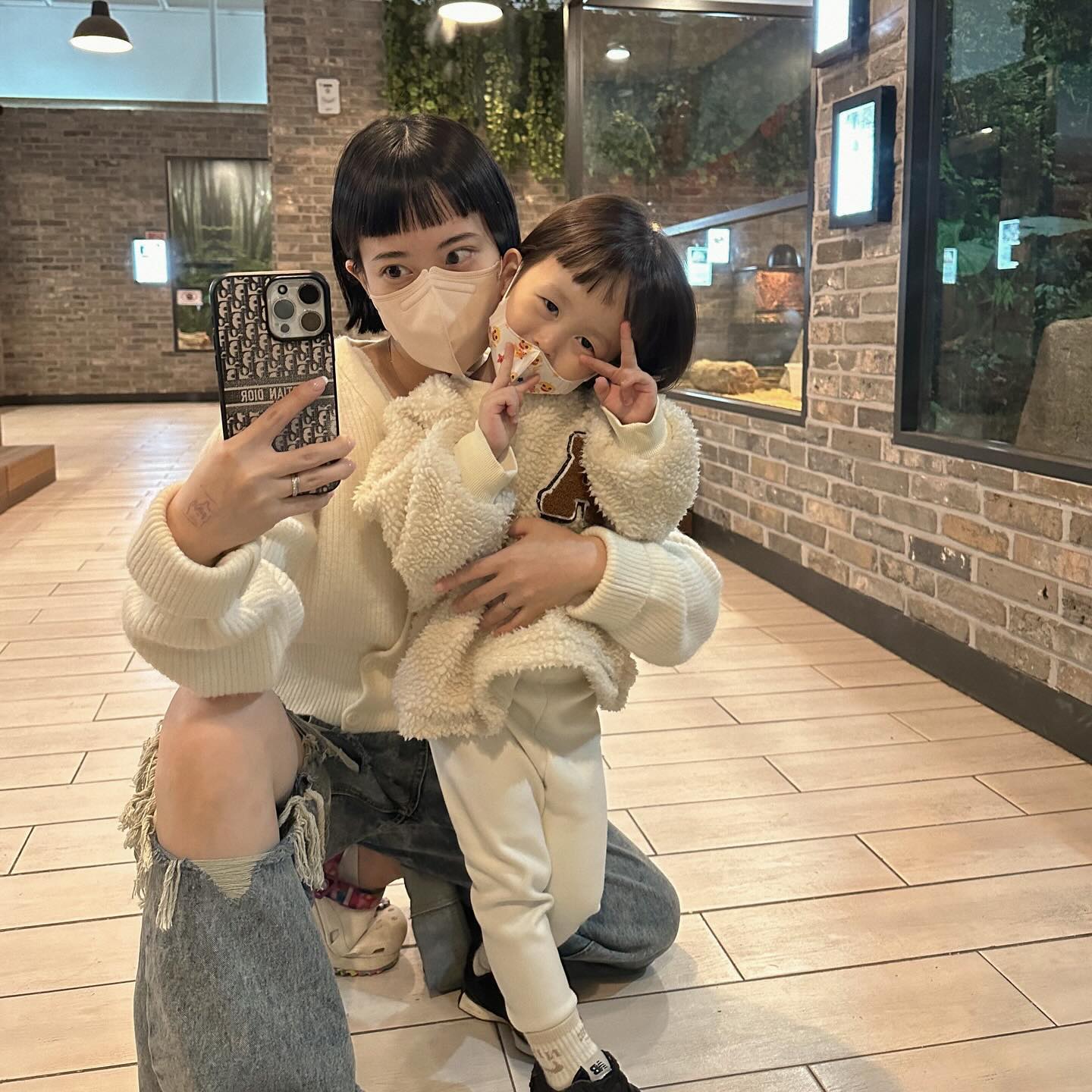 ෆ
소아과 오픈런 대기 100명 헬인데,
다행히 교수님께서 25일 예약해 주셔서
오픈런 안 하고 세상 편하게 다녀옴.

12시 예약이었지만 대기 40분 하고
진료 45분에 들어간 건 안 비밀 ᵒ̴̶̷̥́ ·̫ ᵒ̴̶̷̣̥̀

주말 동안 알람 맞춰가며 약 꼬박꼬박 먹이고
아침 새벽 잠 못 자고 뼈빠지게 병간호하고

오빠가 삼계탕, 삼계죽에
버섯이랑 전복 넣어 전복 버섯죽 끓여주고
몸보신할 수 있게 영양 챙겨 먹인 게
효과를 좀 보았던 걸까

다행히 더 나빠지진 않아서
강제입원 안 해도 된다는 기쁜 소식 ୧⃛(๑⃙⃘◡̈๑⃙⃘) ୨⃛

앞으로도 통원치료하며
집에서 케어하기로 최종 결정 나고
코피랑 폐검사하러 목요일에 보기로 함..!!

신나는 발걸음으로 병원에서 나와
현대 아울렛으로 바로 궈궈 -
먹고 싶다는 짜장면 한 그릇 뚝딱하고
쇼핑 🤍✨

트리플스트리트로 넘어가서
동물 친구들도 많이많이 보고,
아빠 빵빵이 타고 집으로 복귀

#폐렴일기2