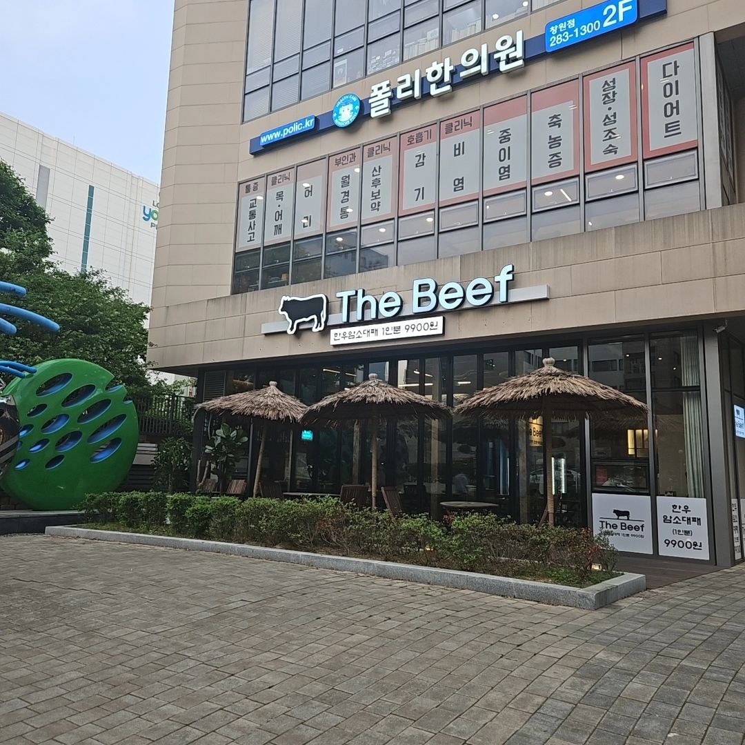 #협찬 창원상남동고기집 < 더비프 >

제가 금욜저녁에 전에 다녔던 직장에서 
같이 일했던 쌤과 다녀온 가성비 좋은 
창원상남동고기집 '더비프'를 다녀왔어요

상남동 교보문고 건물 맞은 편에 있는데
지나가는길에 한번씩 보셨을거에요
롯백 후문으로 나와서 쭉 내려오시면
더비프가 보일거에요~

✔️ 더비프
- 주소 : 경남 창원시 성산구 상남로 107  큐비메종드테라스 1층
☎️ 0507-1410-9963
- 영업시간 : 매일 11:00 - 24:00
- 브레이크타임 15:00 - 17:00
- 라스트오더 23:00
​
한우암소대패가 9900원이라니!!
요즘 물가에 비해 너무 가성비 좋은 곳 인거 같아요​​
​
자차를 이용하시는 분들은 건물에 지하주차장이
있어서 주차지원을 해주시니 주차걱정은 
안하셔도 될 거 같아요!

​저는 저녁시간 조금 넘어서 방문을 했는데도
다행히 손님이 많지않았는데 조용하게
즐길 수 있어서 좋았고 가게 내부도 
인테리어가 고급져서 가족외식으로도 좋을거같아여

메뉴판에는 고기와 사이드메뉴 그리고
식사 후 메뉴 , 점심특선 과 음료 이렇게 있어요

한우 암소 대패 9,900원 
( 부채 차돌 등심 채끝)
첫 주문 3인부터

한우 암소 대패 1인분이 9900원인데
부위가 다양하게 섞여있어요
고기 드시고 난 후 식사메뉴와 사이드메뉴가
있어서 원하는걸로 드시면 좋을 거 같아요​

주문을 하고 나니 기본 상차림을 내어주셨어요
명이나물 , 연두부 , 궁채 그리고
고기랑 같이 곁들여 먹을 수 있는
 소스들도 같이 내어주셨어요~

기본상차림이 아직 남았답니다
파절이와 부추전 그리고 소고기무국!
그 중 소고기무국을 먹으면 술이 생각난답니다😁
너무 맛있어서 리필을 했어요😋

​아니 밑반찬들이 고기랑 너무나 잘어울리더라구여
식재료들도 좋은거 쓰시고 고기도 좋은고기를
쓰시는지 모두 다 맛있더라구요👍🏻

같이 일했던 쌤도 맛있다면서 다음에
꼭 올거라고 하더라구요
저도 다음에 시간나면 재방문해야겠어요😊
참, 그리고 사장님도 너무 친절하게
응대해주셔서 너무 기분좋게 먹고 나왔어요~

​창원상남동고기집 , 가성비 좋은 고기집을
찾으신다면 더비프 추천드립니다아

#창원상남동고깃집 #창원성산구맛집 #창원고깃집 #창원한우

​