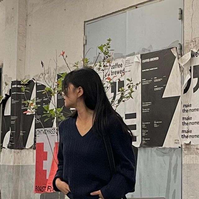 폴라 P̶A̶U̶L̶A̶ L̶O̶O̶K̶ on Instagram: "점점 코끝 시려웅 전기매트 튼지 이틀째 💭 ••• 브이넥니트 @tommyhilfiger #협찬 목이 드러나 여리해보이는 울100 브이넥니트. 지금은 단독으로, 겨울