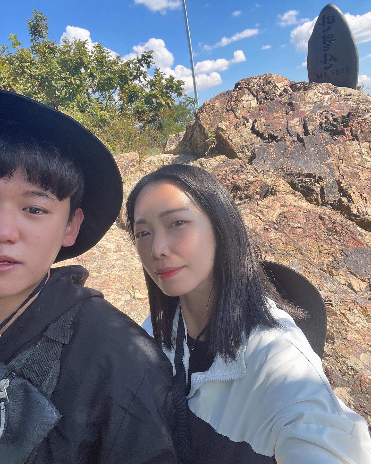 여보랑 네번째 산행
#등산 인가 뒷동산인가
올라가다가 끝나버린 산이지만
집바로앞에 만월산도있고
운동하기 좋네🌸
자기야 산 많이 다니자
몇일 보양식 먹여주러데리고 다니느라 고마워요♥️
쌈밥집은 진짜 최고당💋

롱다리로 찍어줘서 고마워여봉
사진작가 한동엽씨💋
인삼주는 꼭 5년뒤에같이 개봉하자♥️
.
.
.
.
.
이제 #헬스 시작해볼까?
.
.
.
#등린이 #등산스타그램 #등산스타그램🌲🌳🌿 #등산복패션 #등산하는여자 #등산하는남자 #인천 #만월산 #운동하는여자 #운동하는남자 #오운완 #오등완