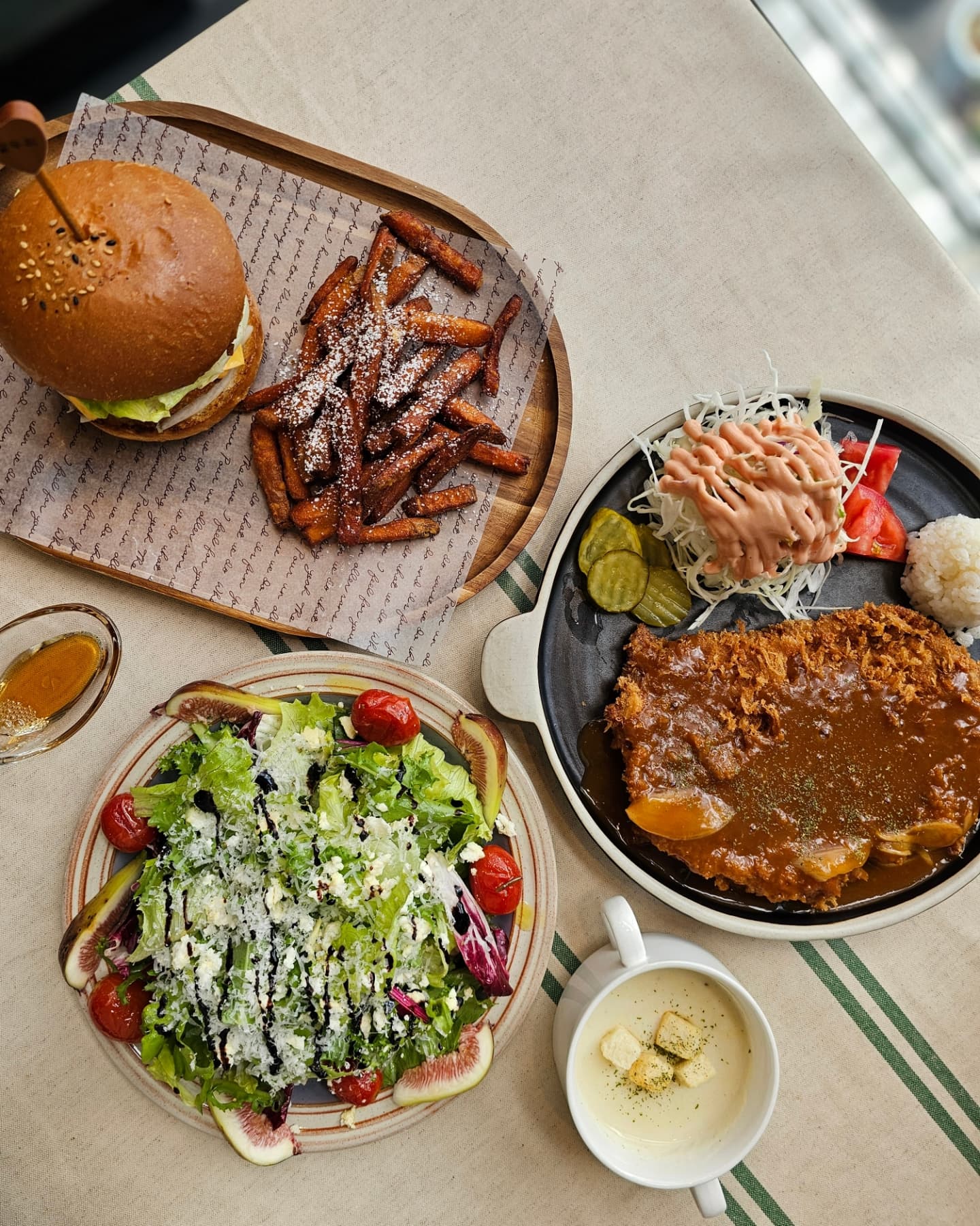 🍔🍠 통영 죽림 브런치 맛집
😋💕 지난번에 먹은 돈까스보다 여기 돈까스가 훨씬 맛있다! 
통통한 새우살 패티의 새우버거와 고구마튀김도 꼭 추천해! 

👉🏻곁두리
📍경남 통영시 광도면 죽림5로 55-14 102호
⏰️화-토 10:30-19:00/매주 월요일 휴무
📞0507-1459-1350

#통영맛집 #통영브런치 #통영죽림맛집 #통영곁두리 #곁두리 #새우버거 #돈까스 🌟🍤