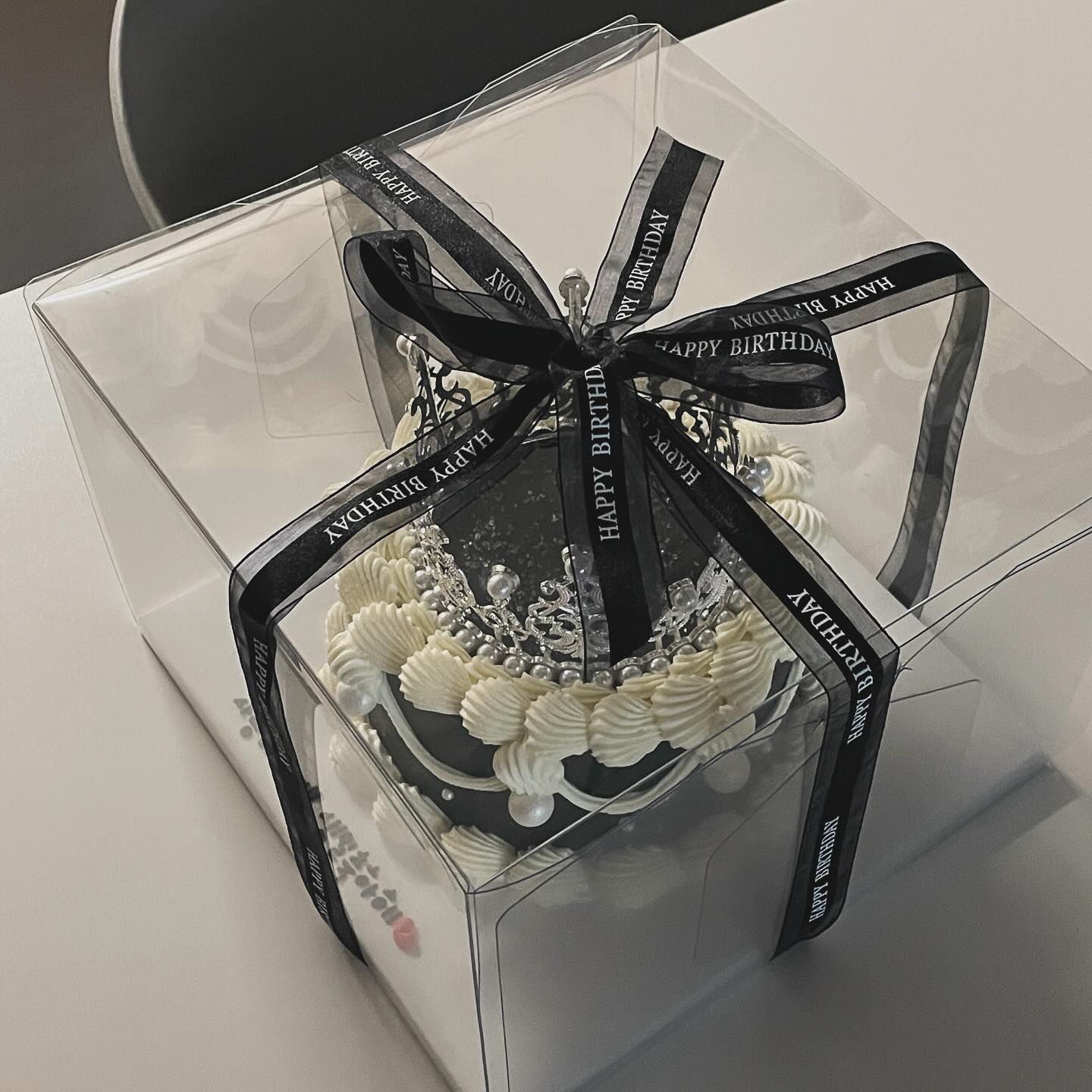 결혼8년차 경상도남자 우리남편 내생일케이쿠를 다 주문해놓다니.... 잘키웠다 잘키웠어🥹 맨날 내가 챙겨주다가 직접받으니 감동 두배세배.. 너무고마워!! 엄마생일이라고 이쁜편지도 써온 내새끼들(물론세뇌시켰지만) 넘사룽해♥️ 그리고 가까이, 또멀리서 축하해주셔서 감사해요 행복한 생일이였습니다🥰♥️
#사랑하는내가족
#반려식물..🤸‍♀️
#올해도잘살아보아요🫶🏻