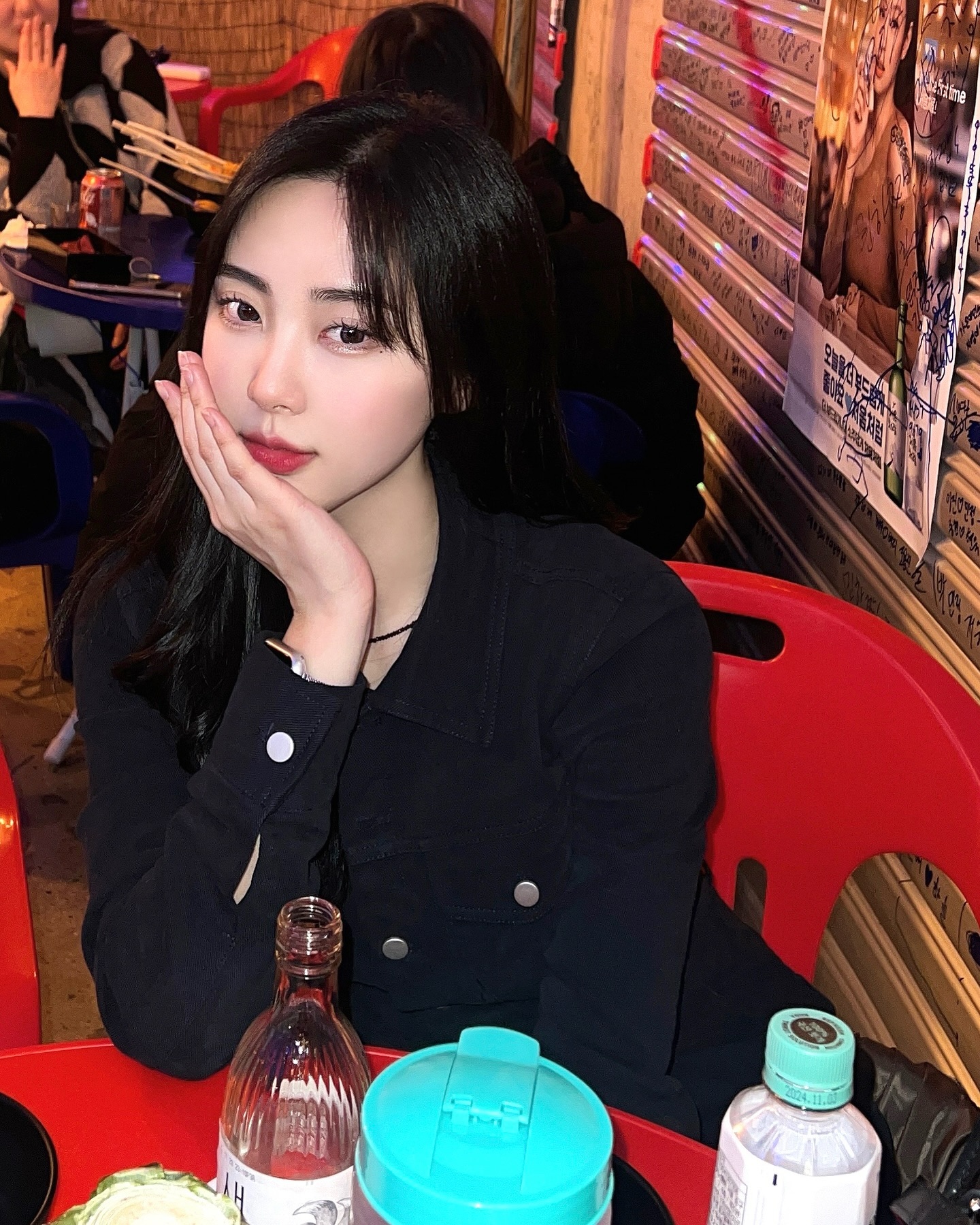 올해 첫게시물은 술냄시 폴폴나는 사진••🍻

제일 아끼는 사람들과 2023 행복하게 마무리했습니다 ෆ
다들 새해 복 많이 받으시고 승승장구 하는 2024 되세요.!!🧧

Happy new year!