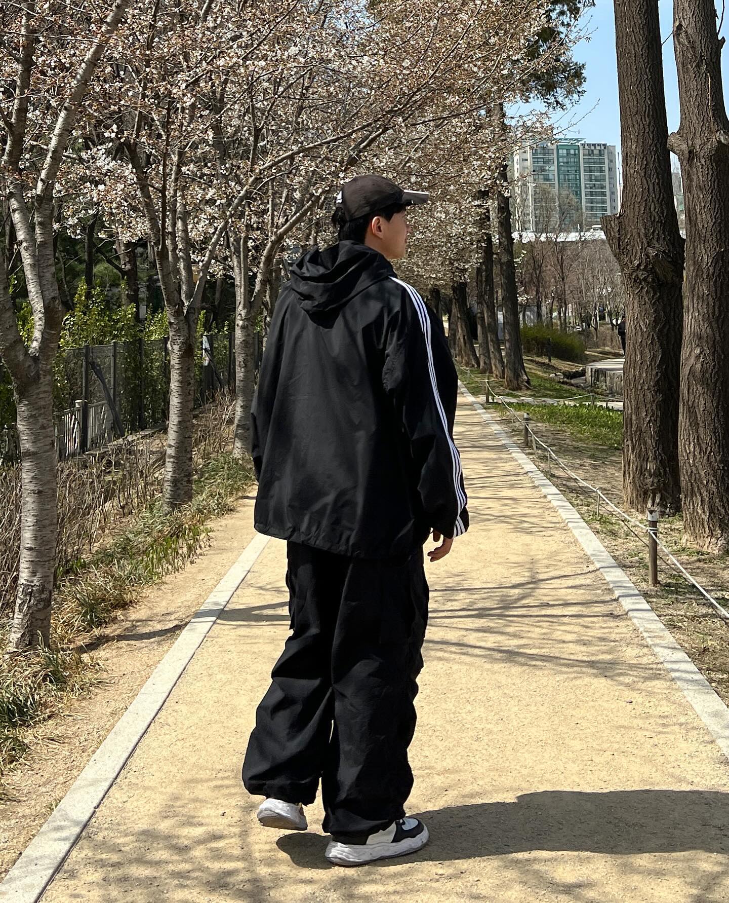발렌시아가 X 아디다스 콜라보
포플린자켓과 삼선 로고 볼캡😎😎
콜라보 제품 세트로 매치해봤어요!
.
.
.
Jacket: balenciaga 
Pants: juun.j_official 
Shoes: miharayasuhiro_official