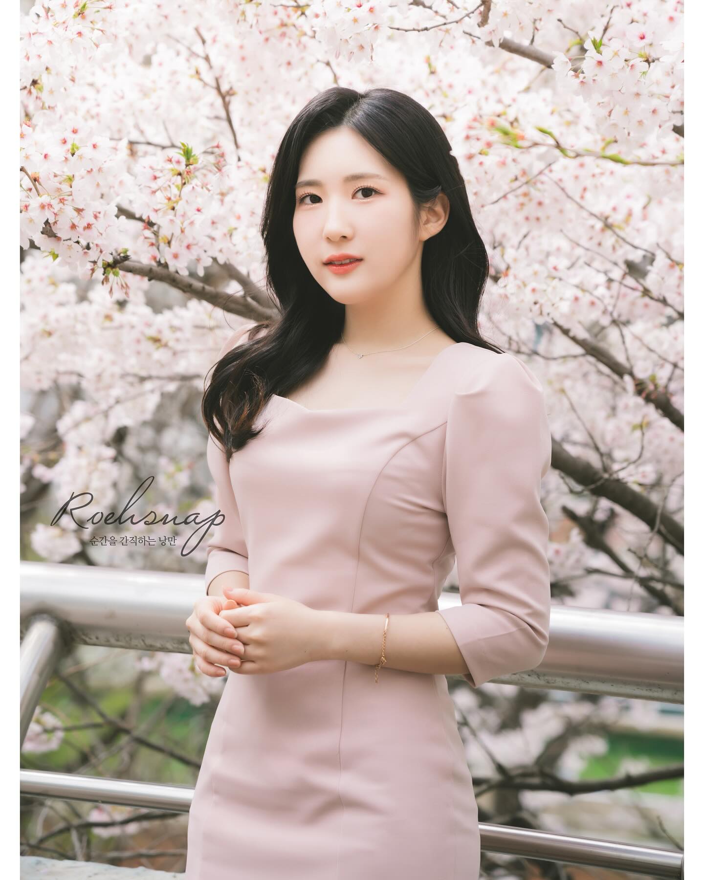 보통 2월에들 많이 찍으시는데,
4월에는 벚꽃까지 더해
시간 안에서 다양하게 촬영하실수 있어요~💟

피드에 없는 캠퍼스에서 
sns동의로 촬영신청해주시면
20% 할인까지💟

 #벚꽃스냅
#홍대졸업사진 
#홍대졸업사진