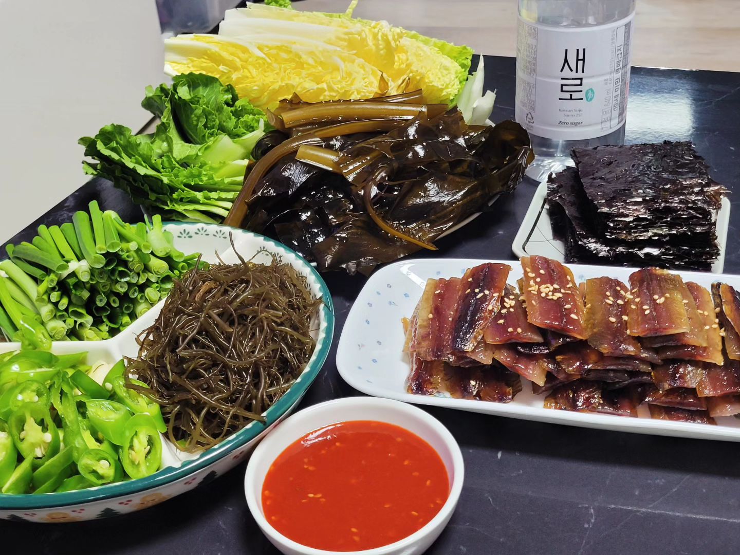 2월 첫주말~!
어제 넘 고생하면서 현장 쫓아다니다가
잠시 가진 티타임에 멍때리는데 
과메기에 소주한잔이 생각나서
급하게 주문넣었는데 바로배송옴
이렇게 빠를줄이야~ 
손가는거 하나없이 그냥 꺼내먹기만 하면되는
#과메기세트
급하게 초이스한거치곤 너무 잘와서 감동!

신랑이랑 둘째랑 야무지게 쌈사서 먹음~!
완전 철 끝나기전에 한번더 사먹어야겠다

야채양도 넉넉하고 싱싱한미역까지 풀패키지
뭣보다 둘째가 더잘먹어서 좋았던ㅋ
즐겁게 소주 마시고 이제 자야지ㅋㅋ

#내돈내산 #하모니과메기
#과메기 #주말술한잔
#술그램 #주말일상 #오늘도출근했지만괜찮아 
#맛있는과메기먹었으니까
#새로소주 #홈술 #홈술안주