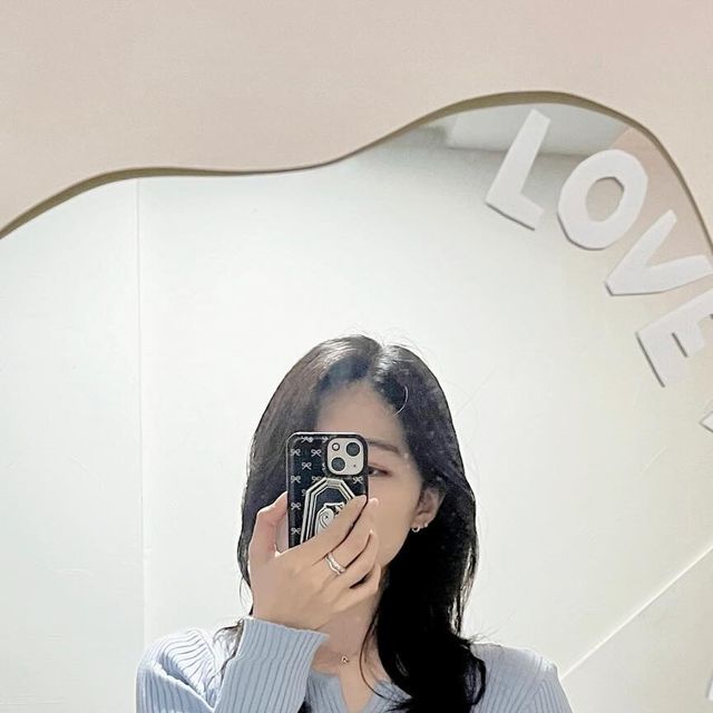 기뮹지 on Instagram: "#광고 요즘 거울셀카 자주 찍는 이유 중 8할이 @umez_hyeri 쌤이 해주신 머리 덕분..🫶🏻 타월 드라이 외에는 머리 관리 1도 안하는 기뮹지 맞춤으로다가 자연스러