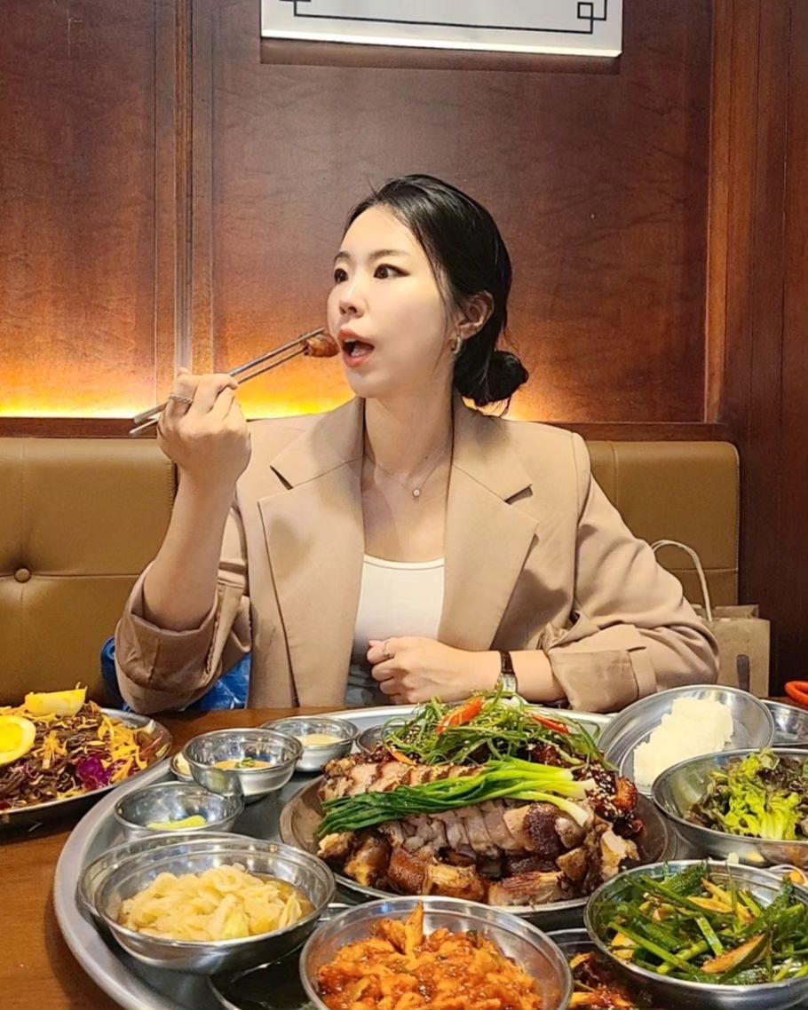 #협찬

지난 달, 2주동안 조금씩 준비한 강의자료를... 
강의전전날 싹 갈아엎어 다시 만들고 지침의 타이밍 🫠😮‍💨
쫠깃한 돼지족발껍데기가 먹고싶어 달려갔던
신동엽 짠한형 프로에 세븐틴과 함께 개콘신인회식장소로 나왔던 완미족발 선릉점

때깔좋고 보들보들한 불족과 온족 반 반이 중심에 자리잡고
한 상 가득 족발을 맛있게 즐길 수 있는 남도식 스타일 다양한 반찬과 소스들로
다양한 조합으로 취향껏 즐기는 #족발오마카세
깻잎에 부추무침, 양파절임, 무김치, 파김치에 족발 한 두점 얹어 마늘소스 넣고 쌈싸면👍👍

게다가 아삭한 양배추와 새콤달콤매콤한 소스에 쫄깃한 면 무쳐먹는
산더미 막국수 시키면 최고 조합! 푸짐한 양에 배뚠뚠은 기본:-)

족발 살코기 퍽퍽하고 고소한 느낌이 적어 잘 안 먹는데
완미족발은 살코기까지도 맛있자냐🐽🐽

식 후 짜아이스크림으로 입가심까지 완벽!

단체손님도 많고 5인이상 예약가능이니 모임할 때 오기도 좋겠다^^
(네이버 영수증 리뷰로 룰렛 이벤트 참여해 1등되면 무려 한상족발 무료!!!)

#완미족발 	#완미족발선릉점 #완미족발선릉점 #완미족발서울선릉점 #족발맛집 #선릉맛집 #불족 #마라족 #전맛집 #콩나물국 #선릉맛집 #선릉역맛집 #선릉역족발맛집 #선릉역족발 #선릉역불족맛집 #선릉역마라족 #선릉역전맛집