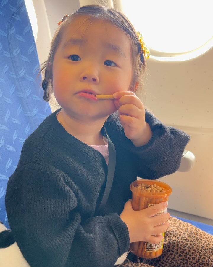 +917
친정와서 놀멍쉬멍 엄빠덕분에 잘지내는중🫶🏻
우리 유나는 더 잘지내고 있어요ㅎ
부쩍 말도 더 늘어 발음도 좋아지고 개구짐은 갈수록 하늘을 찌르고..;) 그에 비해 내 체력이 점점 떨어져 그게 젤 걱정이고만..🤦🏻‍♀️
_
#요양중#엄빠고마워요#내일은#병원투어