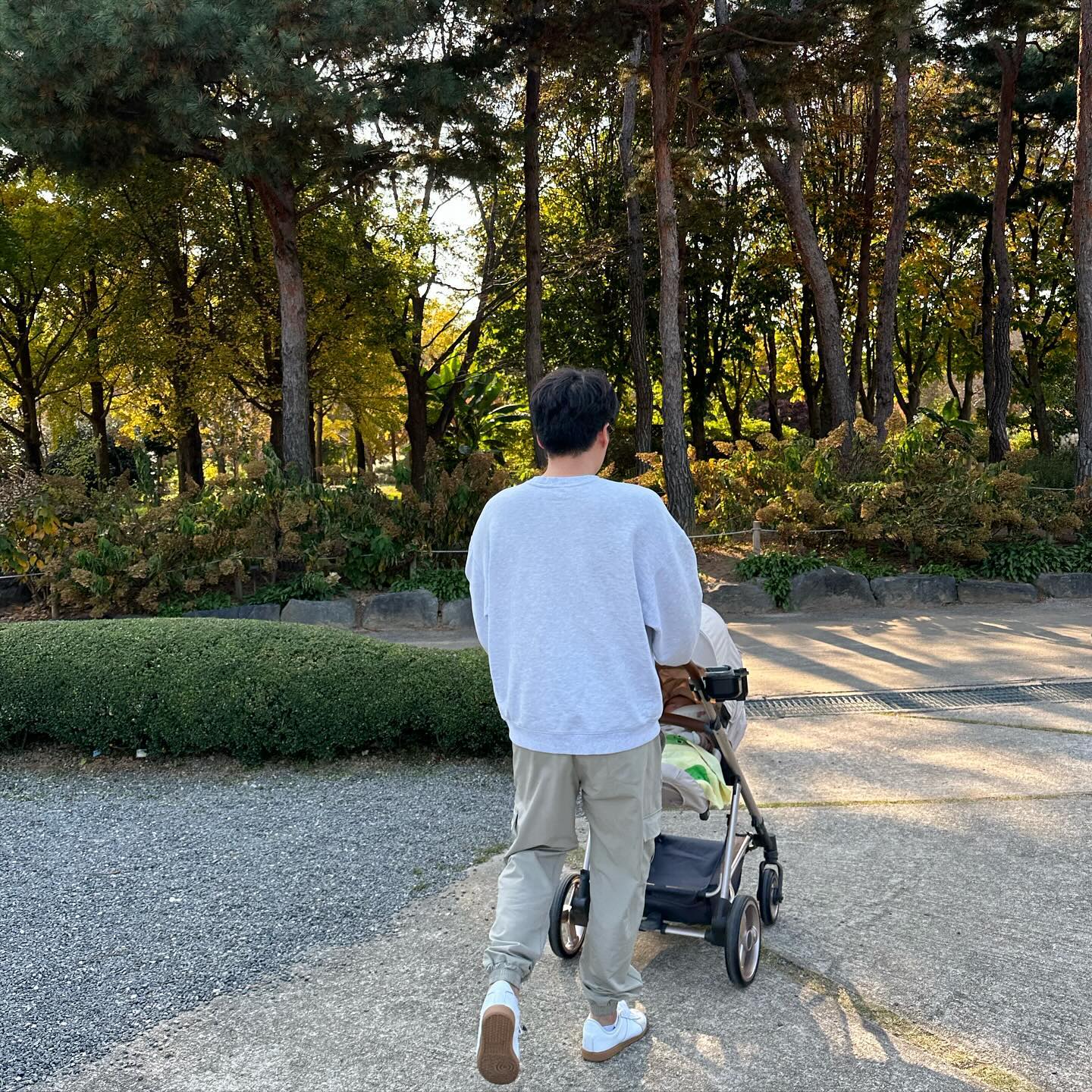 신나게 짐 챙겨서 나왔는데
밥주려고 보니까 젖병 안챙겨옴^^