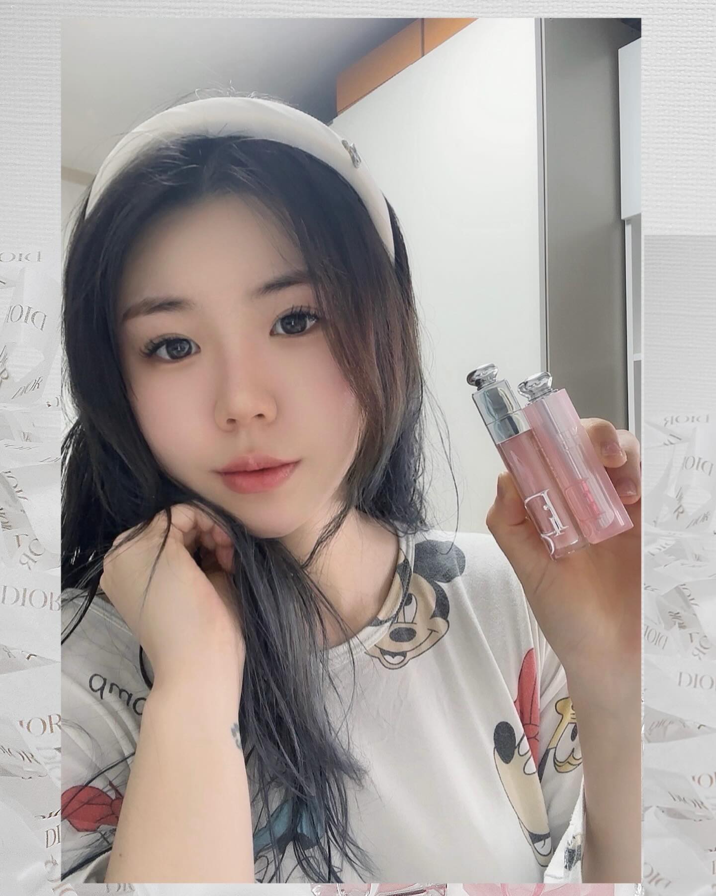 선물받은 #디올홀리데이어딕트듀오리추얼세트 
홀리데이에디션인만큼 벨벳 파우치부터 고급미 뿜뿜 💙

립글로우.립 맥시마이저. 블루밍부케오드뚜왈렛. 세럼
벨빗파우치까지 구성미 미쵸따

은은하게 연한 핑크빛 건조한립에 찰떡
립 맥시마이저는 볼륨감있게 탱글촉촉 🩷
세럼은 여행용으로 찰떡이더라구요 촉촉하니 기초템에충실
뚜왈렛은 장미와피오니의 플로럴 노트와 포근한 화이트머스크가
부드럽게 어우러진향으로 무난하게 뿌리기 좋아요

미니사이즈라 여행용으로도 찰떡🩷

#디올 #디올홀리데이에디션 #디올홀리데이2023 #DIOR #디올립글로우 #디올립맥시마이저 #블루밍부케 #르세럼 #뷰티 #뷰티스타그램💋 #코덕 #코덕스타그램 #맞팔하면선팔 #선팔하면맞팔🙆 #데일리 #소통 #좋아요반사 #좋반 #소통 #셀스타그램 #홀리데이 #기프트  diorbeauty