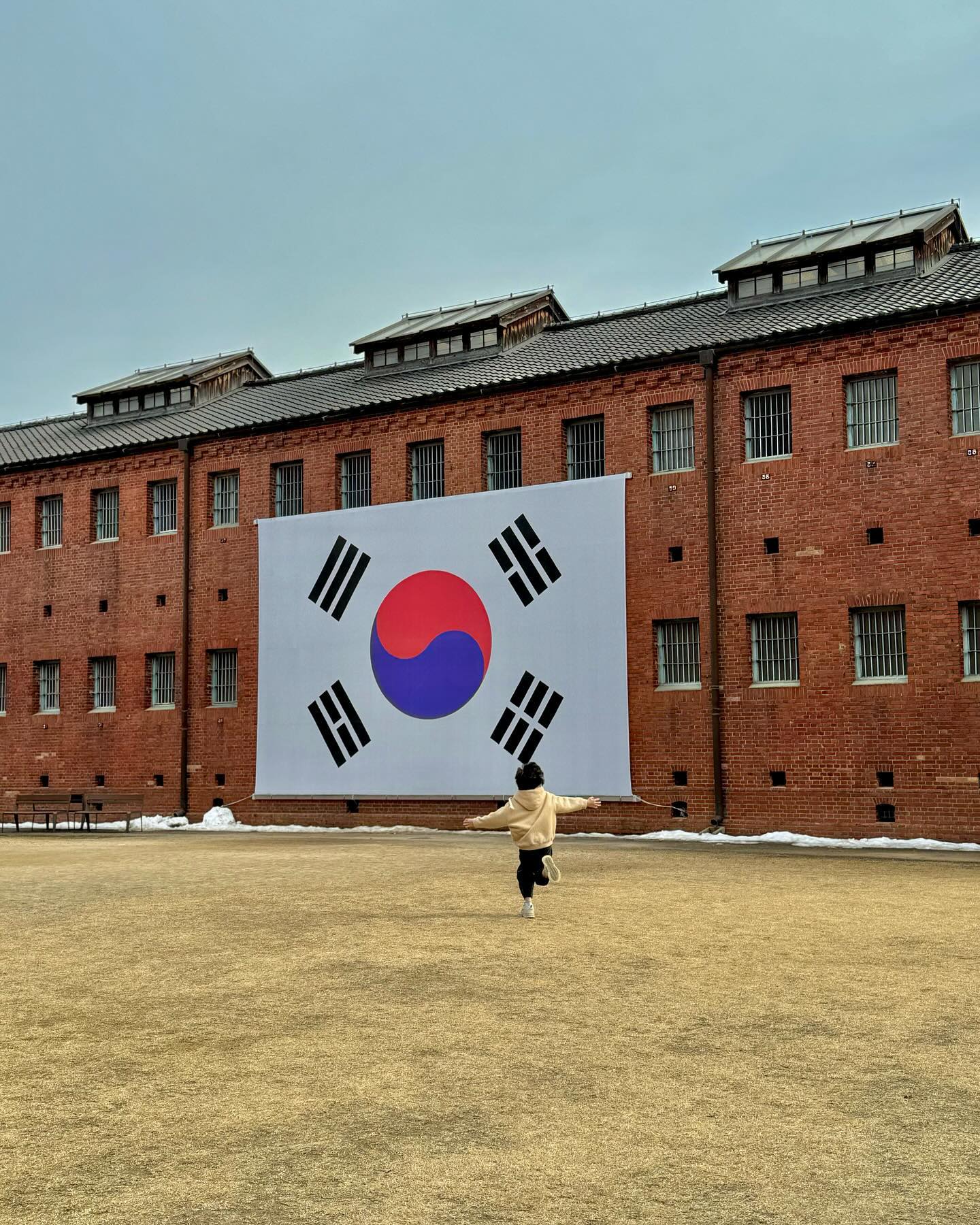 🇰🇷🇰🇷🇰🇷

가는길에도 
둘러보는 한걸음 한걸음에
여러가지 감정을 느꼈던 날.

그날의 아빠의 한마디
"우리는 왜 역사를 배워야 할까?"에
많은 대화들이 오갔던 우리셋👨‍👩‍👦

5살은 아직... ㅋㅋㅋㅋㅋㅋㅋ🤪