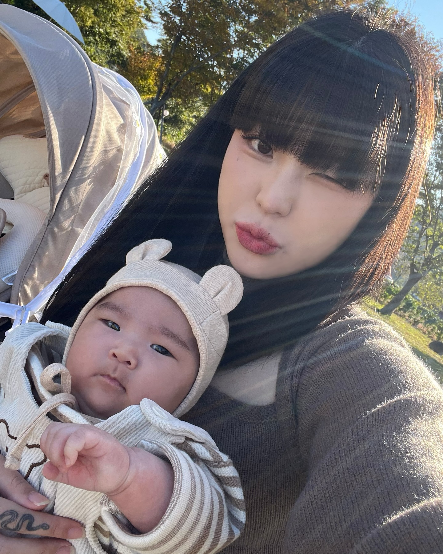 #아기라엄마랑 🩷
이렇게 보니까 진짜 많이 컸다 내 공주 🥺🫶🏻
얼마전까지 너무 커서 못 입던 옷인데
이제는 딱 이쁘게 맞잖아 🫢

#80일아기 #아기스타그램 #아기코디 #도치맘 #육아스타그램