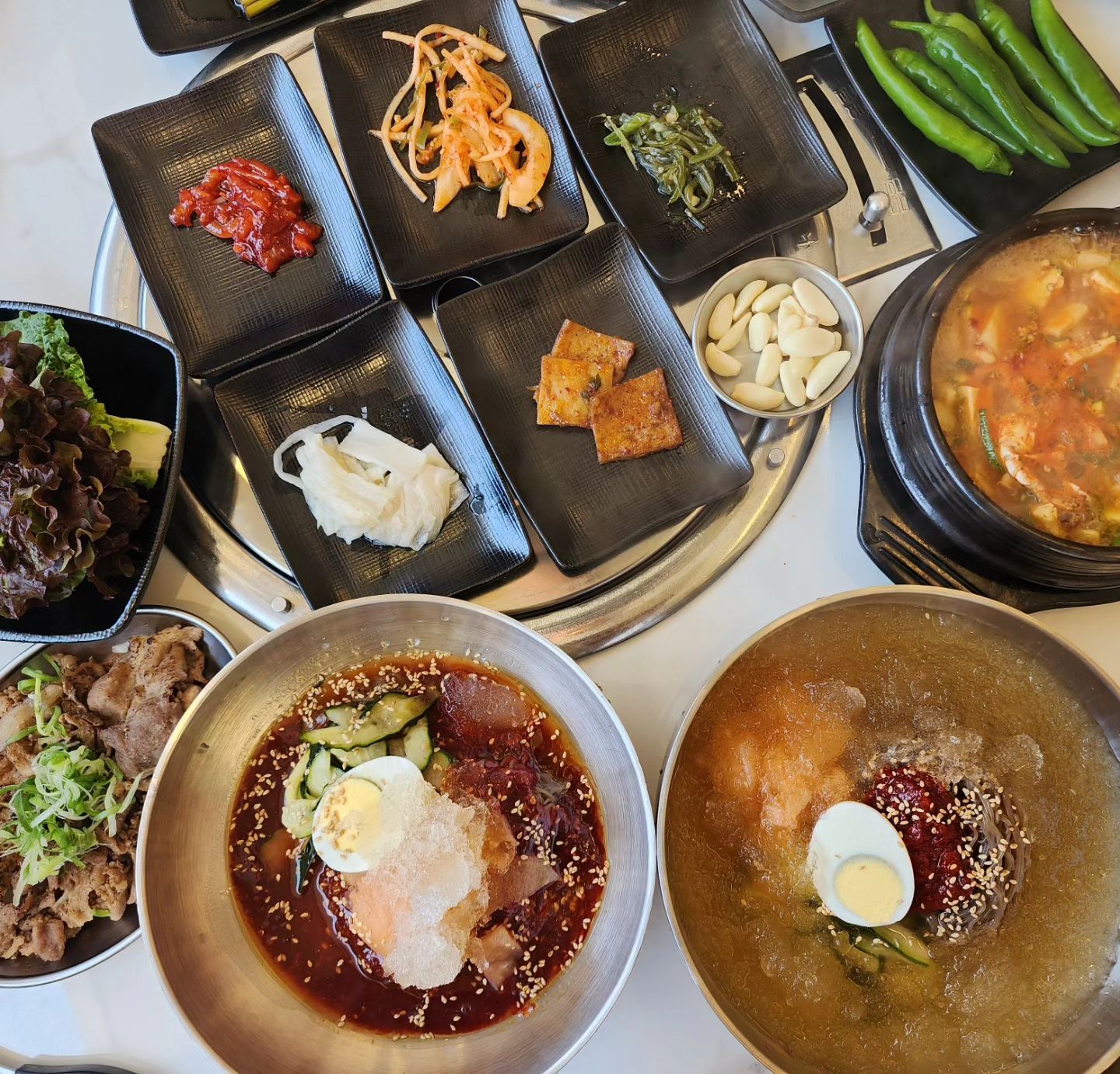 공기밥 무제한 + 셀프바 이용가능
+ 불향가득 돼지불고기 🥩 + 해산물된장찌개🦀 
+ 각종반찬
다 해서 1인 11000원

일로식당 점심메뉴
가성미 미쳤다요‼️‼️

날이 덥길래 냉면까지 시켰더니
양이 넘친다 넘쳐

점심시간에 착한가격으로 든든한 한끼식사 
하고싶은 분들은

효자동 일로식당으로 출동🏃‍♂️🏃🏃‍♀️

식사 다 하고 나올때
시원한 소프트아이스크림도 챙기자요❤️

#포항효자시장 #일로식당 #포항일로식당 
#포항효자점심 #포항점심특선 #포항불백
