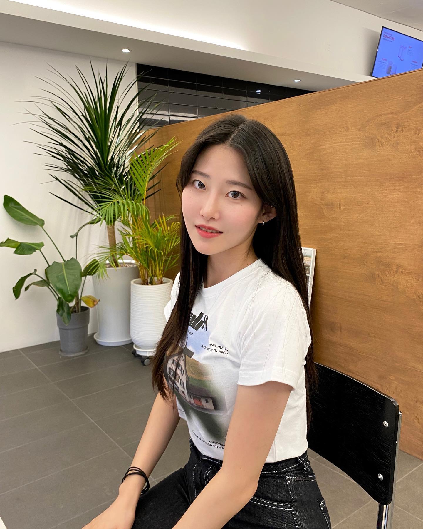째려보기 피하기 째려보기 피하기😲
⠀
dmntseoul 로부터 23ss calm crop tee 를 협찬받았습니다.
⠀
📎원래는 부담스럽지 않은 미들기장 크롭이에요! 저는 완전 크롭으로 연출해보았습미다 ◡̈
📎포인트 되는 색감이 많아서 톤인톤 코디하기 너무너무 좋아요🌱
📎Y2K 무드 낭낭한 티셔츠 프린팅.ᐟ 진짜 진짜 진짜 예쁨 ㅠㅠㅠ♥
⠀
📍크레이져커피_인천 부평구 길주로585번길 8-6 1층
⠀ 
stylemate_official #협찬 #도미넌트 #DOMINANT #OCOTD #오씨오티디 #Y2K #와이투케이 #크롭티 #스타일메이트