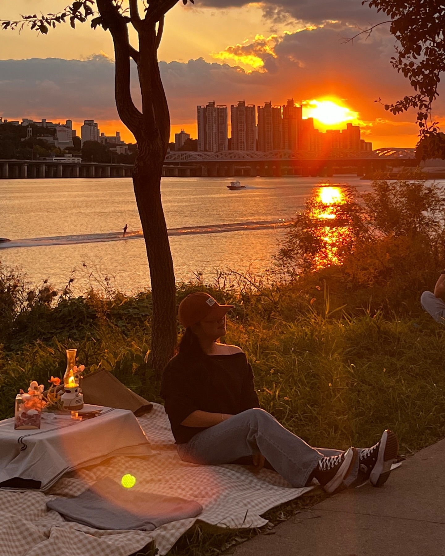 #협찬
멋진 노을과 잘 어울리는
스러운의 두번째 프로젝트 제주스러운 모자 🧡

제주 전통염색방식인 감물염색 원단모자인데,
감물브라운 색감원단에 백록담디자인 라벨포인트까지
모두 마음에드는 모자에요 ✨

캠핑과 피크닉같은 야외활동하기에 좋은 기능성원단이라
가볍고 통기성도 좋더라구요 데일리모자로도 
딱 적당한 포인트가 되어주니 애착모자 등극이요 😖🫶

☑️ 구매 : slown.korea

#협찬 #스러운 #slown #볼캡 #캡모자 #버킷햇 #제주여행 #제주 #한라산 #백록담 #등산스타그램 #등산템 #등산모자 #ootd #jeju