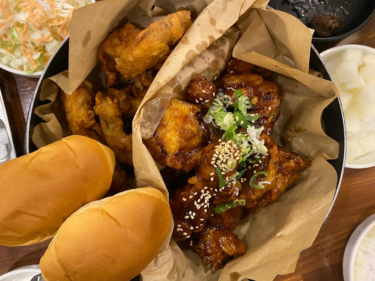 항상 궁금했던
왕갈비통닭을 저도 먹어봤어요!
⠀
굳이 제 입맛에는 아니었지만
그래도 버터롤에
치킨이랑 샐러드 끼워서 먹는 맛은❤️❤️
⠀
10월 한 달 동안
통닭은 한정판매로 반가격이니까
저도 한 번 더 가보려구요❤️
⠀
#남문통닭#수원통닭거리#왕갈비통닭#먹스타그램#요리그램#맛스타그램#먹스타그램#맞팔#요리스타그램#쿡스타#가정식#집밥스타그램#먹스타#맛스타