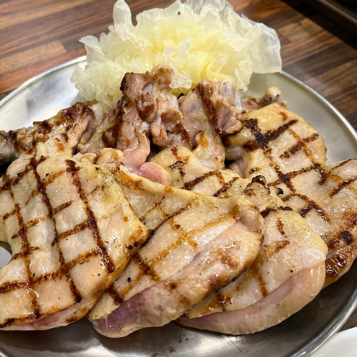 #협찬#설계옥#퍼스트가든맛집

숯불닭갈비 맛있다고 해서 다녀옴 :)
초벌한 고기라 금방 익고 
숯불 향 가득 머금어서 잡내 없이 깔끔함👍🏻

설계옥 특별한게 고기 주문하면 
샤브샤브, 간장게장, 떡볶이, 김치찜, 밥을 
뷔페처럼 이용할 수 있음
(샤브샤브 고기만 따로 주문하고 그외 무제한)

비빔초계국수랑 솥밥에 닭갈비 싸먹기 뇸😋

설문IC 지나다니면서 서민숯불갈비가 이름인줄 알았는데
설계옥이 본명이었다지 :)

맛있꾸!
갑자기 따뜻해진 날씨에 위로가 충분했던 날🧡