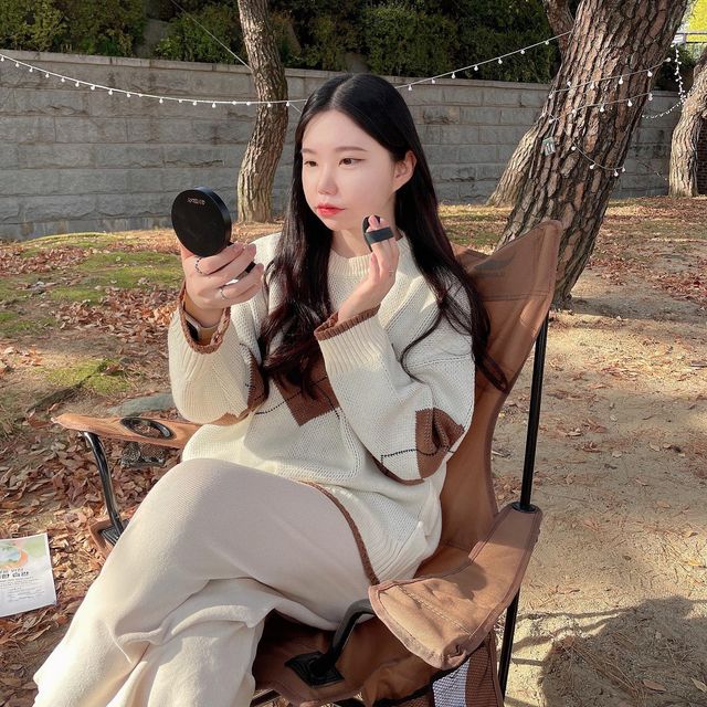 주현이🐰 on Instagram: "#광고 지베르니 고밀착 시그니처 파운데이션의 새로운 라인으로 쿠션이 출시! 블루라이트 차단은 물론 마스크 묻어남 방지, 72시간 메이크업 지속, 민감성 피부